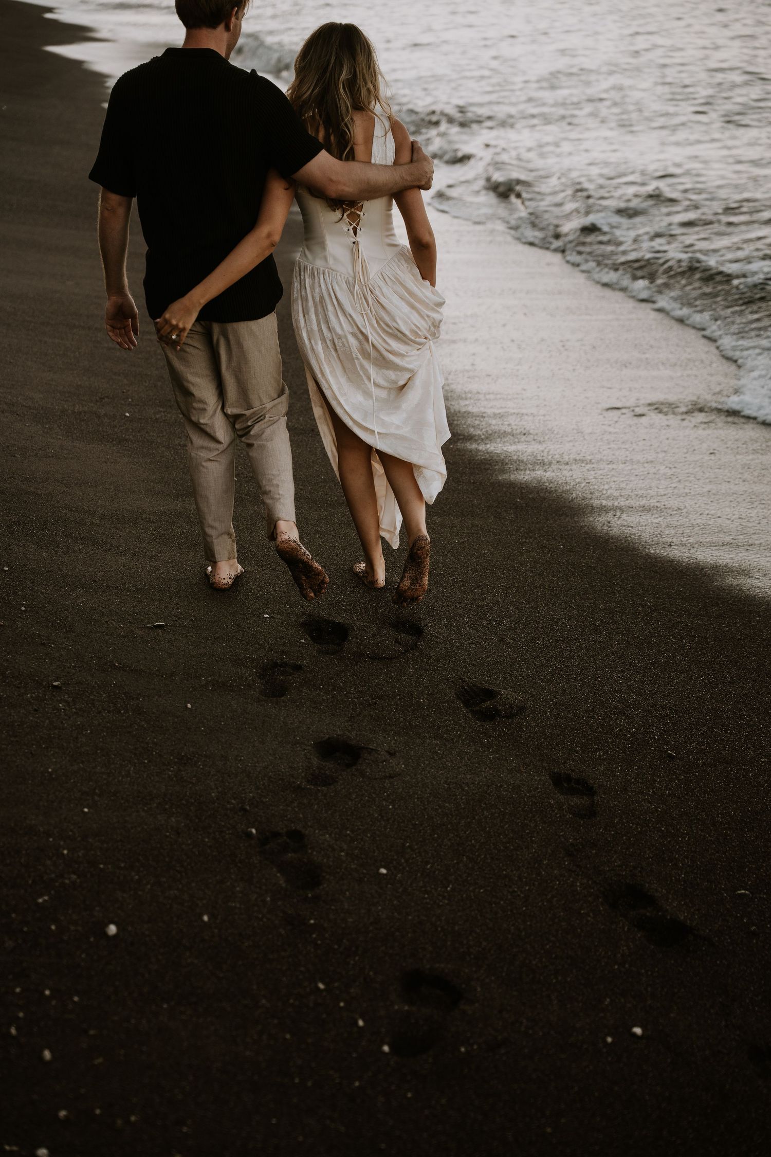 santorini photographer couple session oia sunset blue domes romantic photoshoot greece