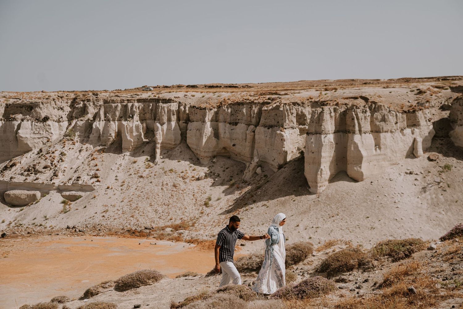 santorini engagement photoshoot cinematic couple oia santorini photographer luxury session