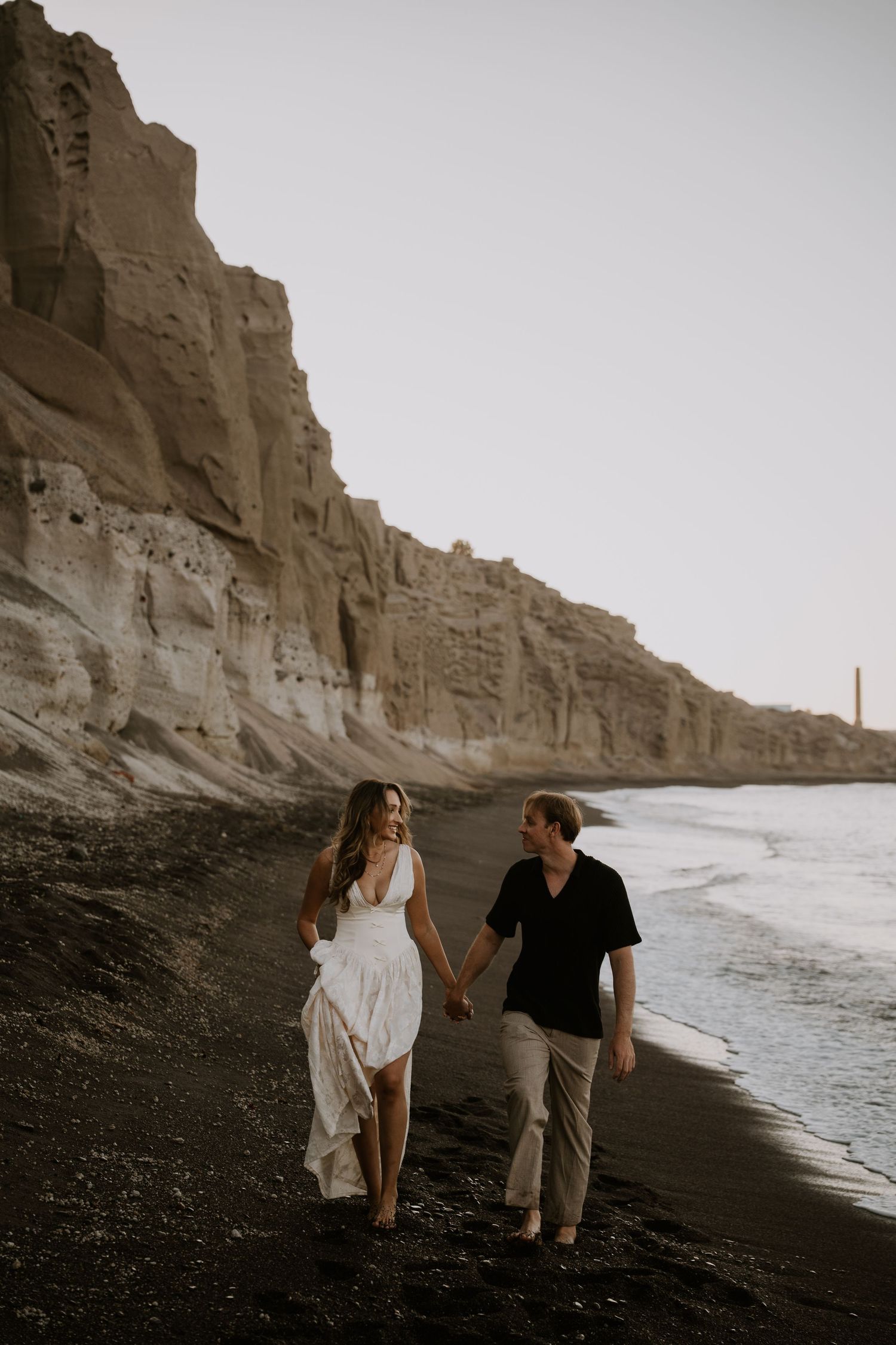 santorini couple photoshoot oia blue domes romantic couple photography santorini greece