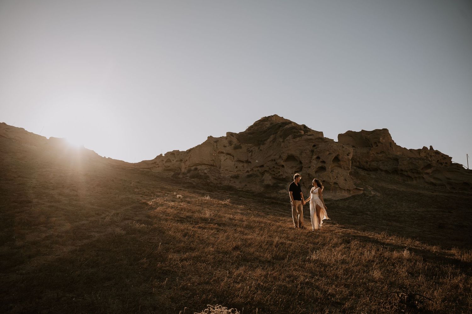 santorini engagement photoshoot cinematic couple photography oia santorini photographer luxury session