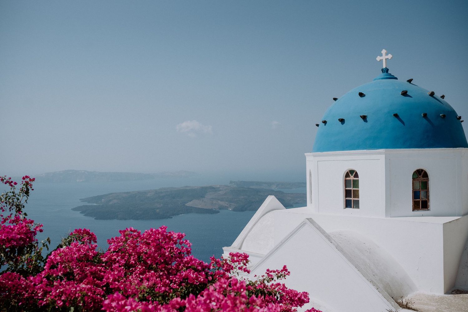 santorini photographer couple session oia sunset blue domes romantic photoshoot santorini greece