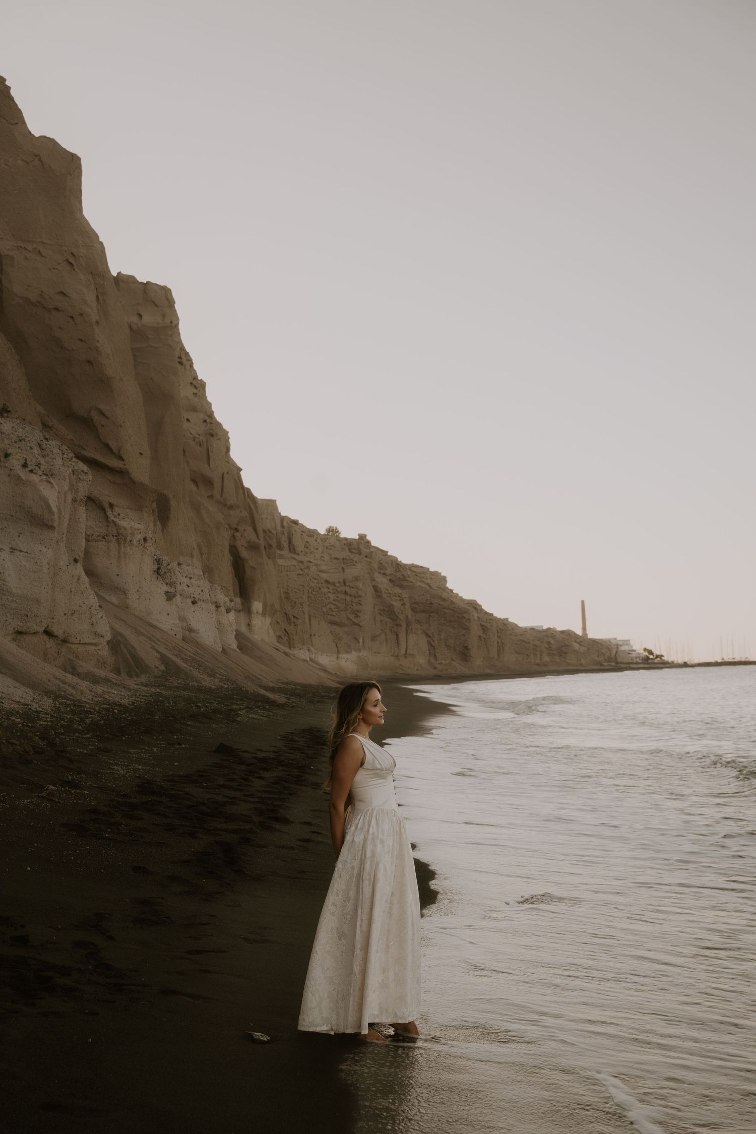 santorini photographer couple session oia sunset blue domes romantic photoshoot greece