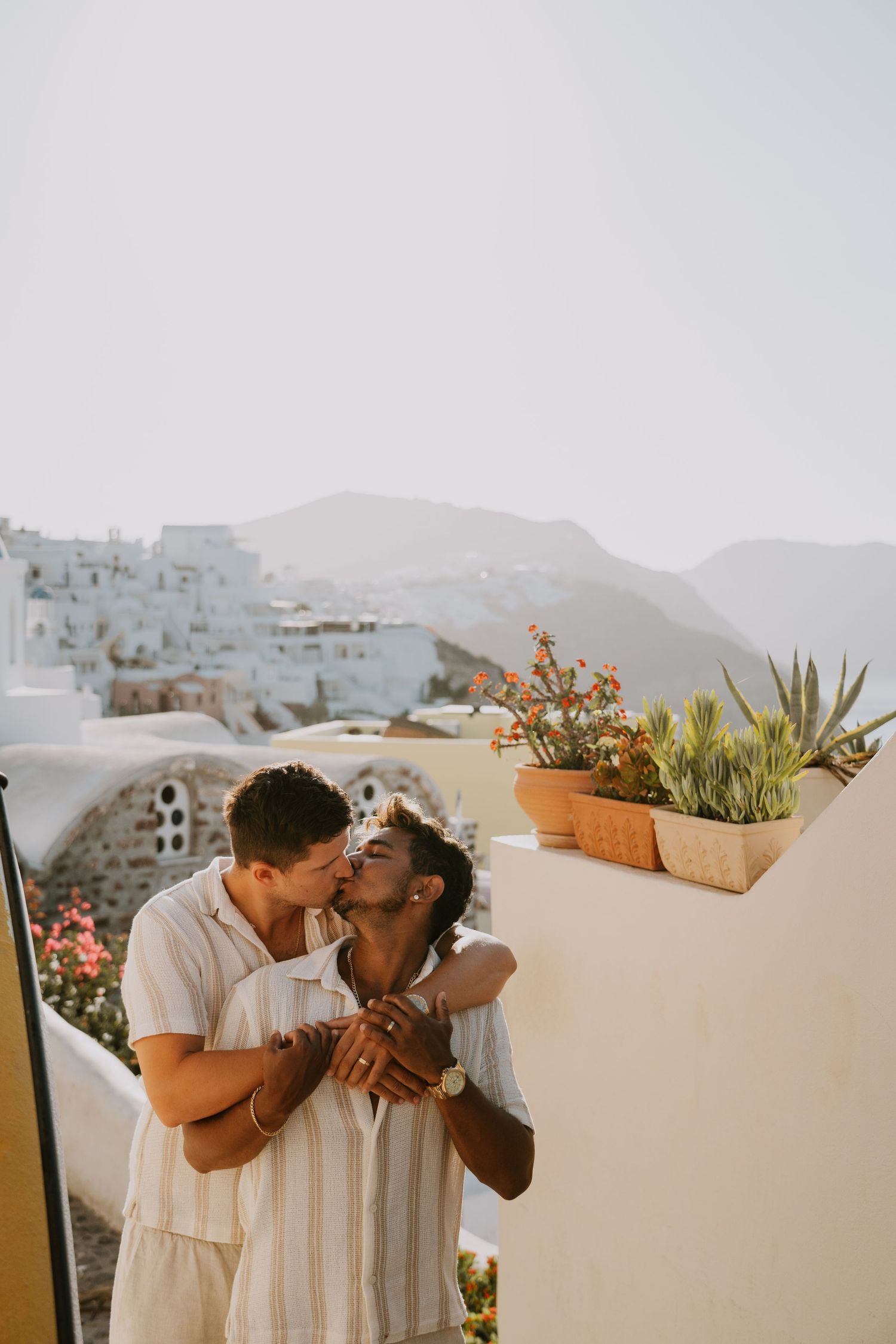 santorini engagement photoshoot cinematic couple oia santorini photographer luxury session