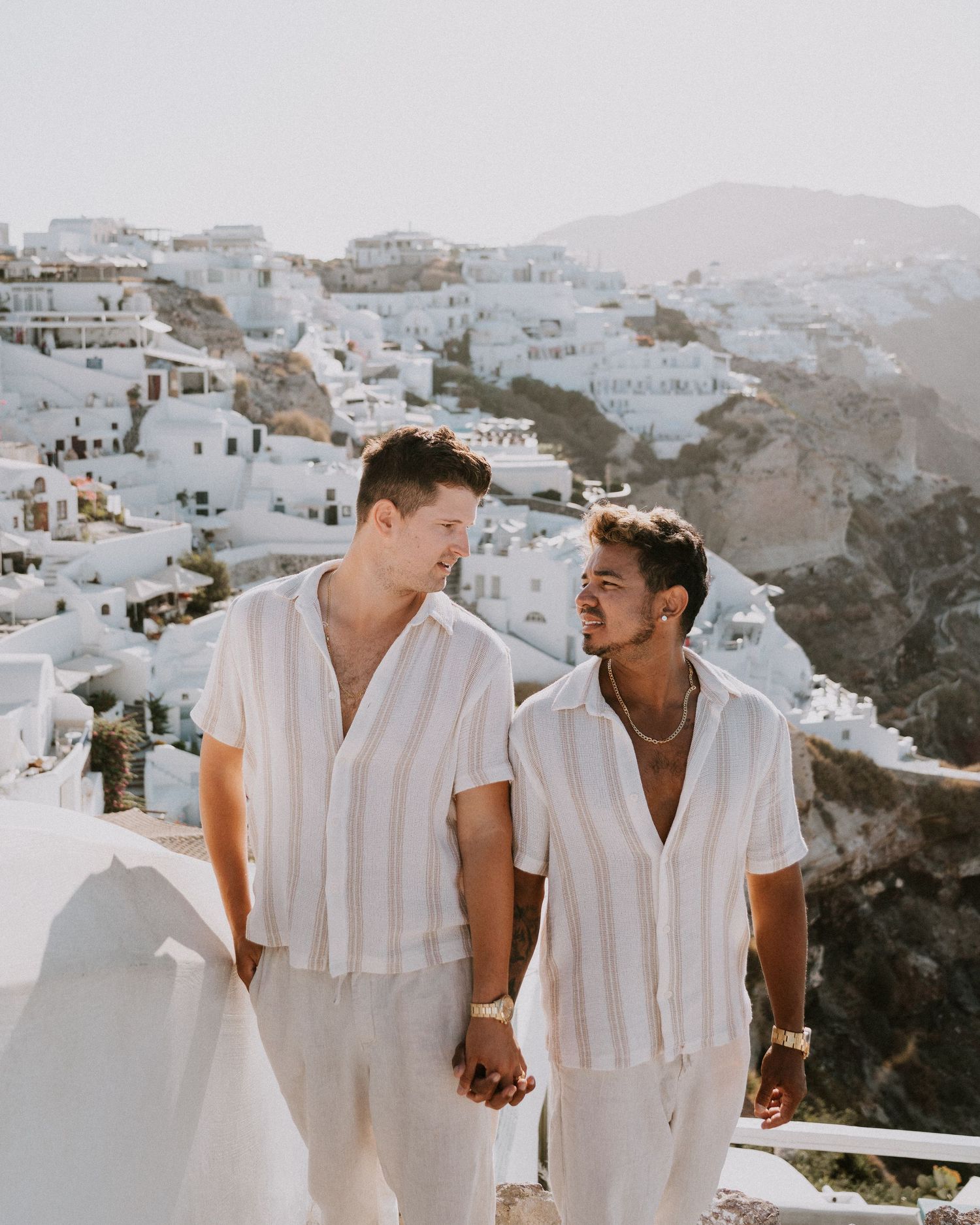 santorini couple photoshoot oia blue domes romantic couple photography santorini greece