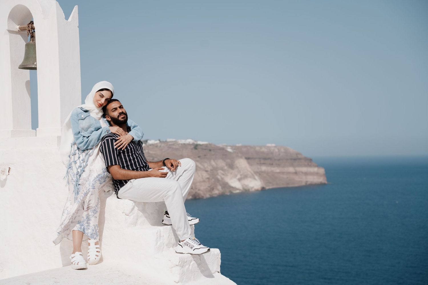 santorini couple photoshoot oia blue domes romantic couple photography santorini greece