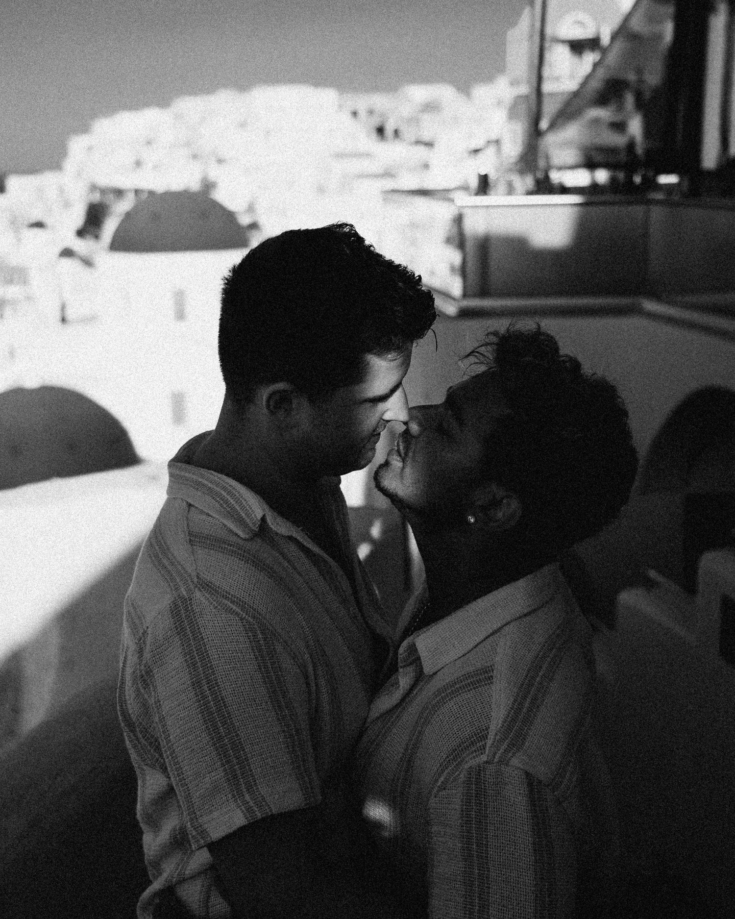 santorini photographer couple session oia sunset blue domes romantic photoshoot santorini greece