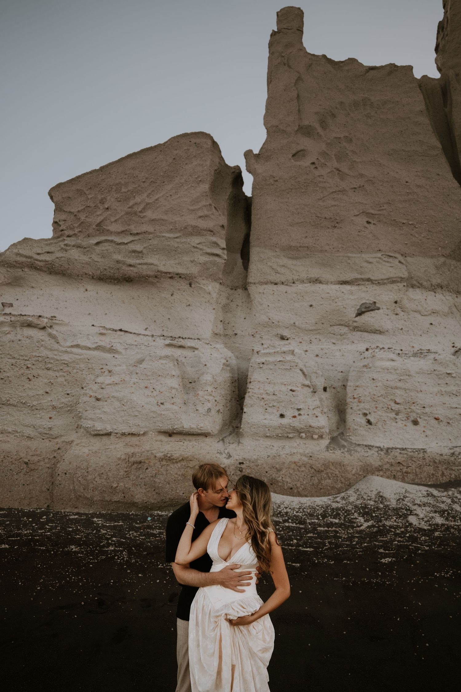 santorini couple photoshoot oia blue domes romantic couple photography santorini greece