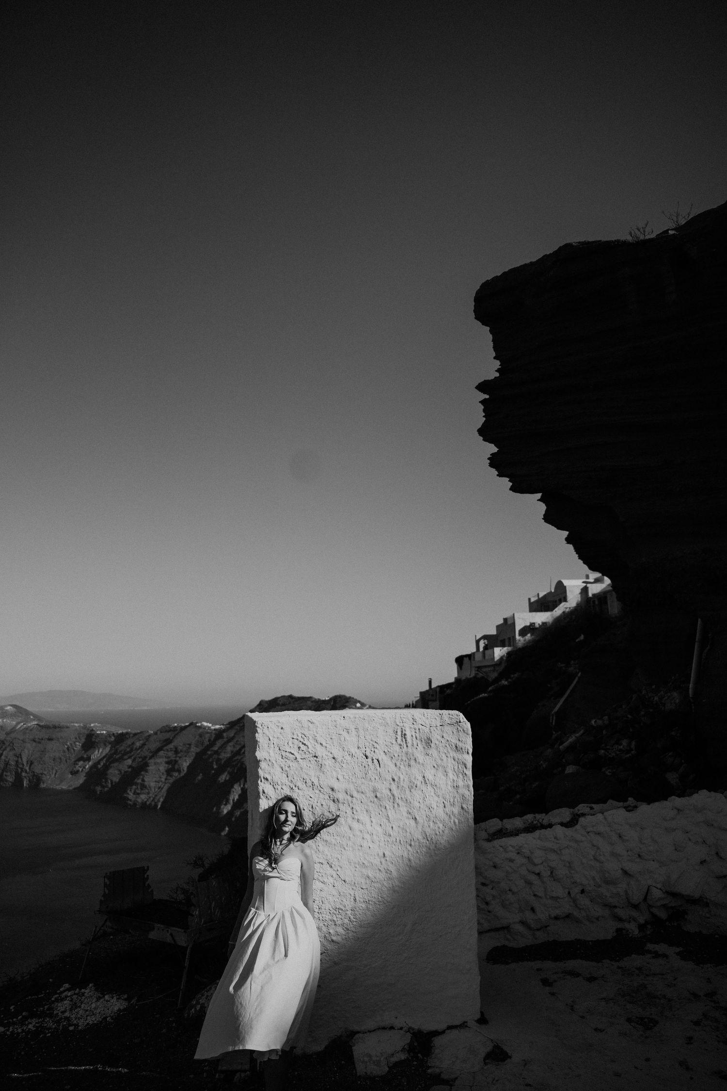 santorini photographer couple session oia sunset blue domes romantic photoshoot greece