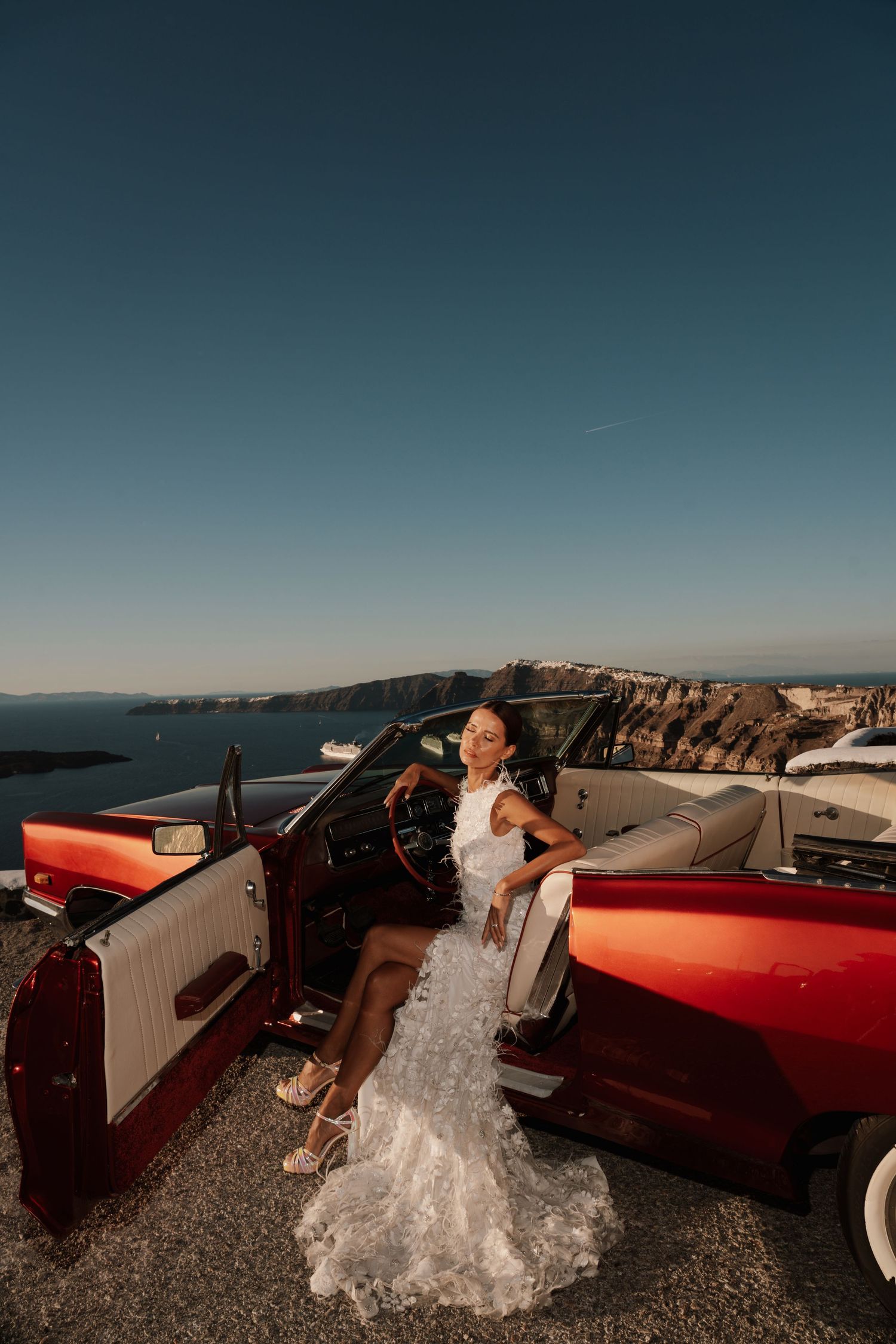 santorini couple photoshoot oia blue domes romantic couple photography santorini greece