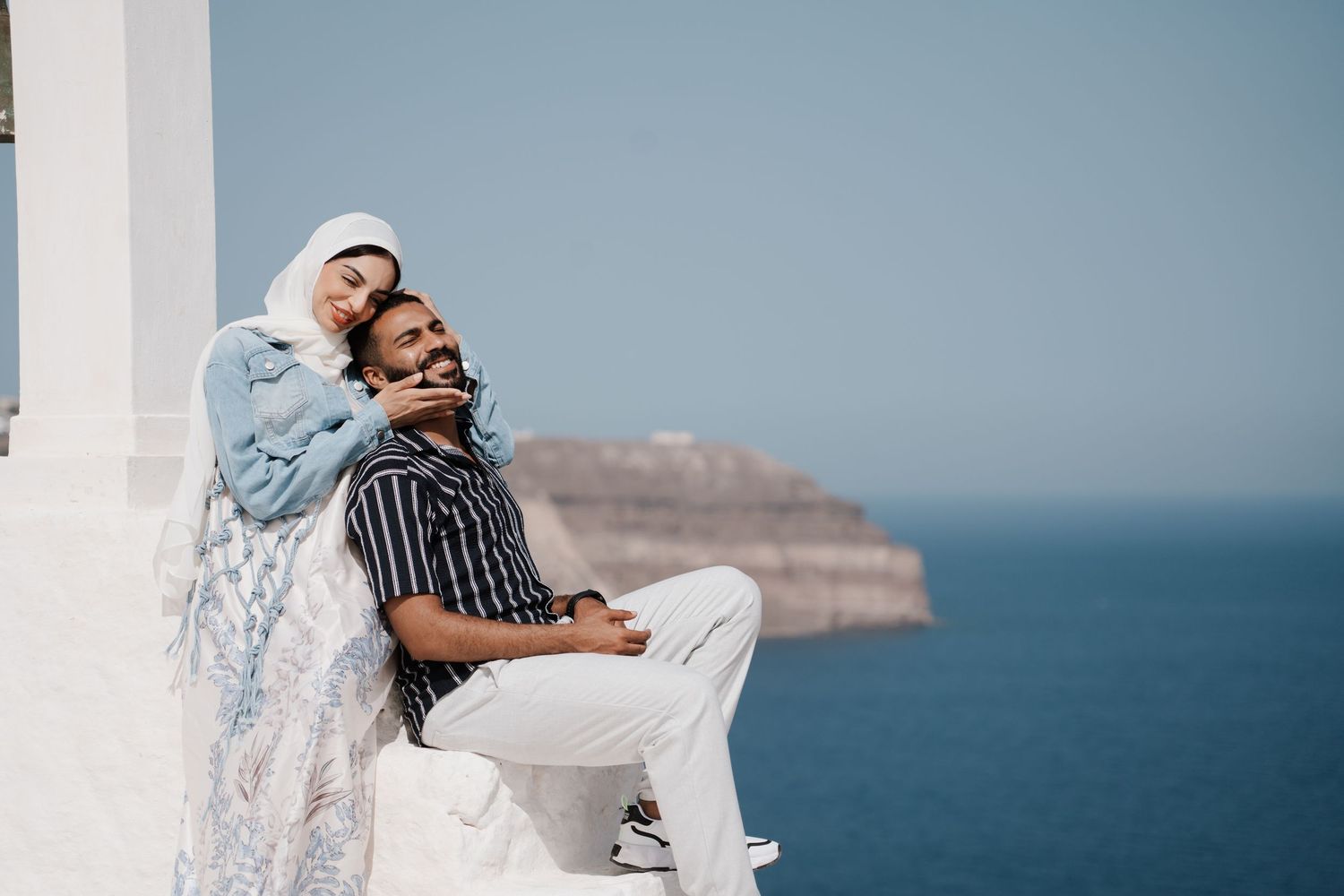 santorini couple photoshoot oia blue domes romantic couple photography santorini greece