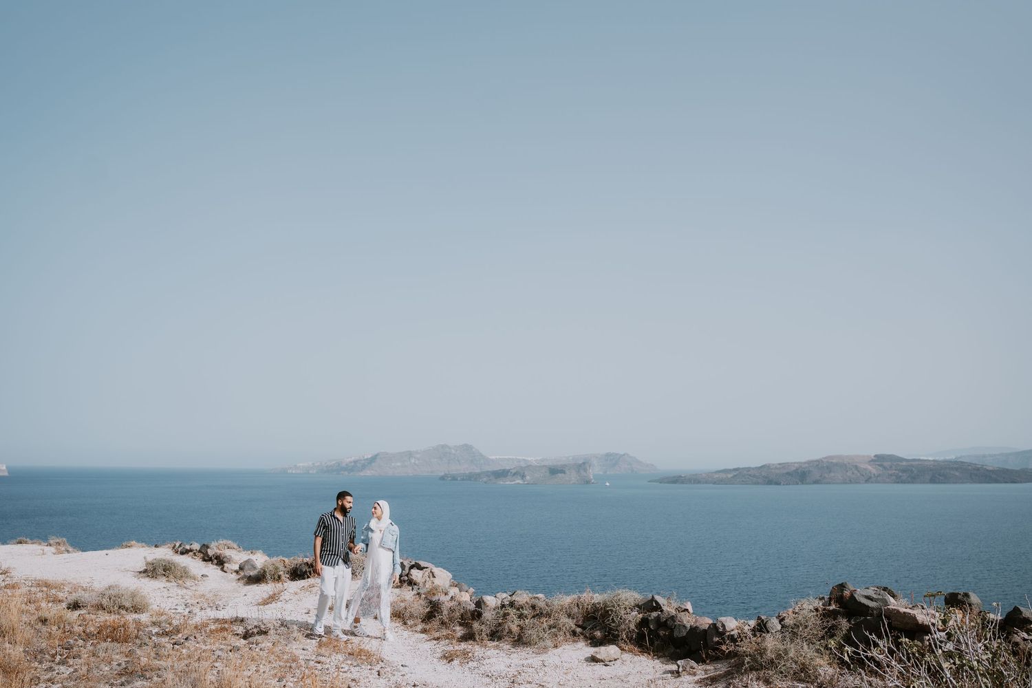 santorini photographer couple session oia sunset blue domes romantic photoshoot greece