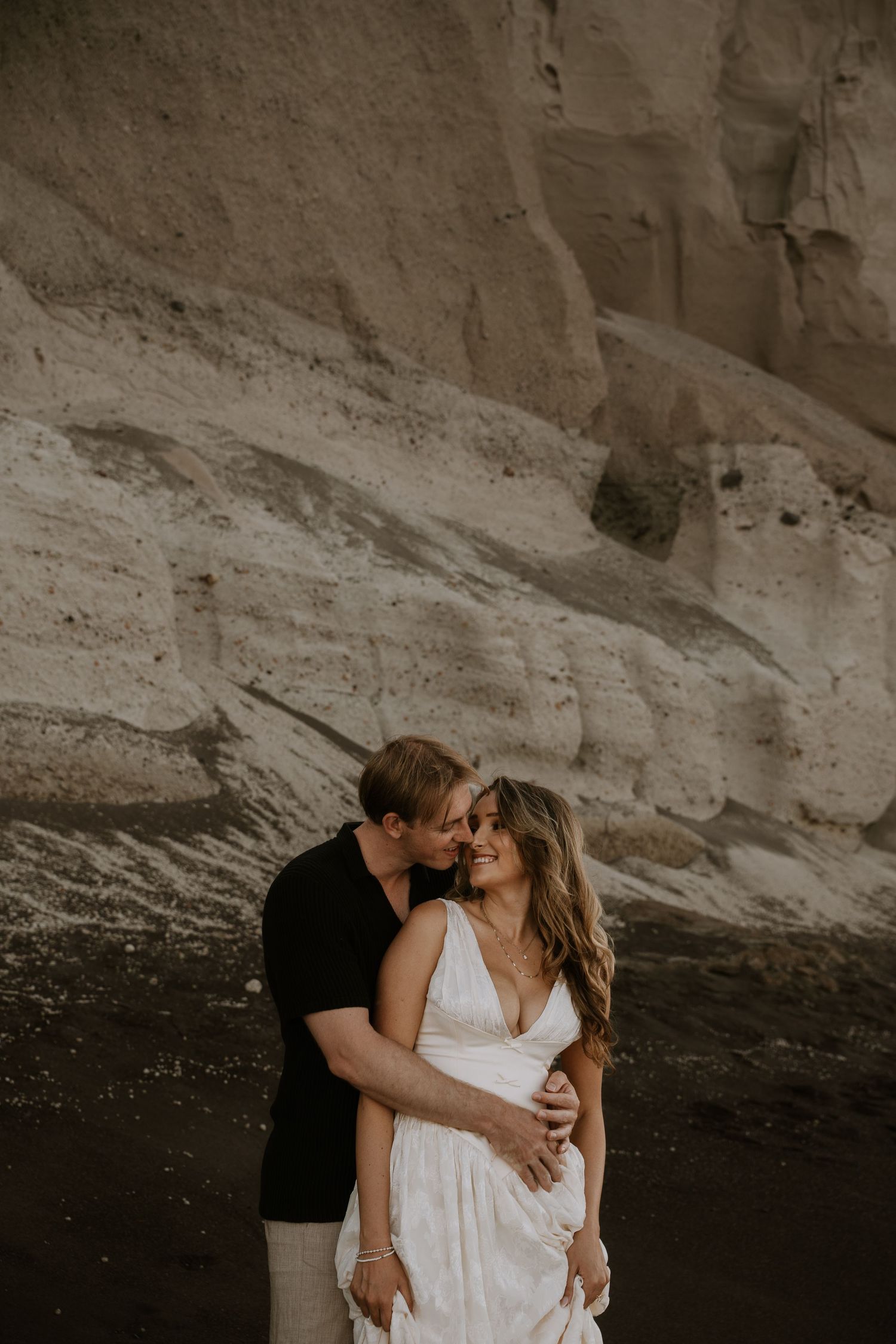 santorini couple photoshoot oia blue domes romantic couple photography santorini greece