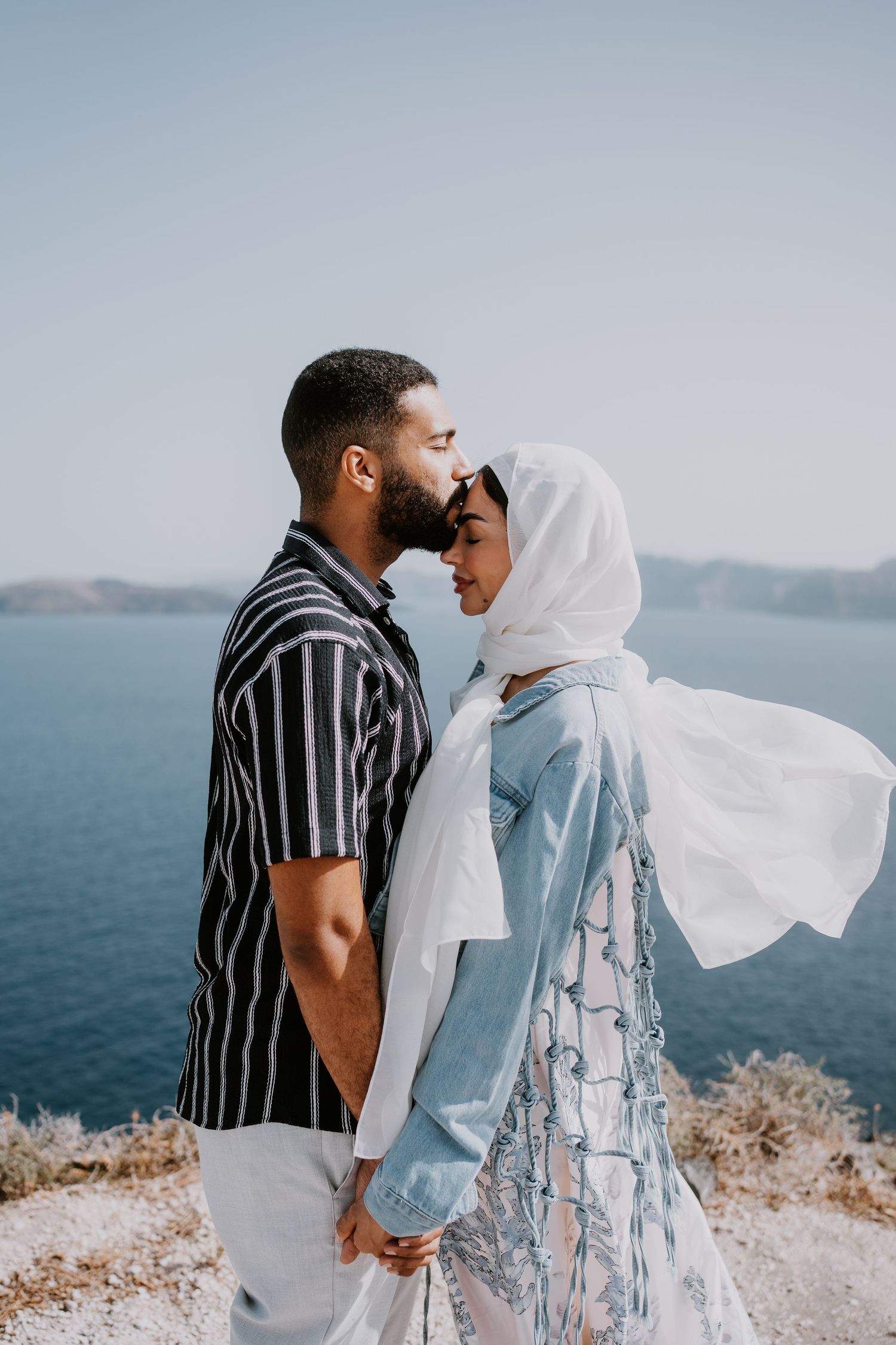 santorini photographer couple session oia sunset blue domes romantic photoshoot greece