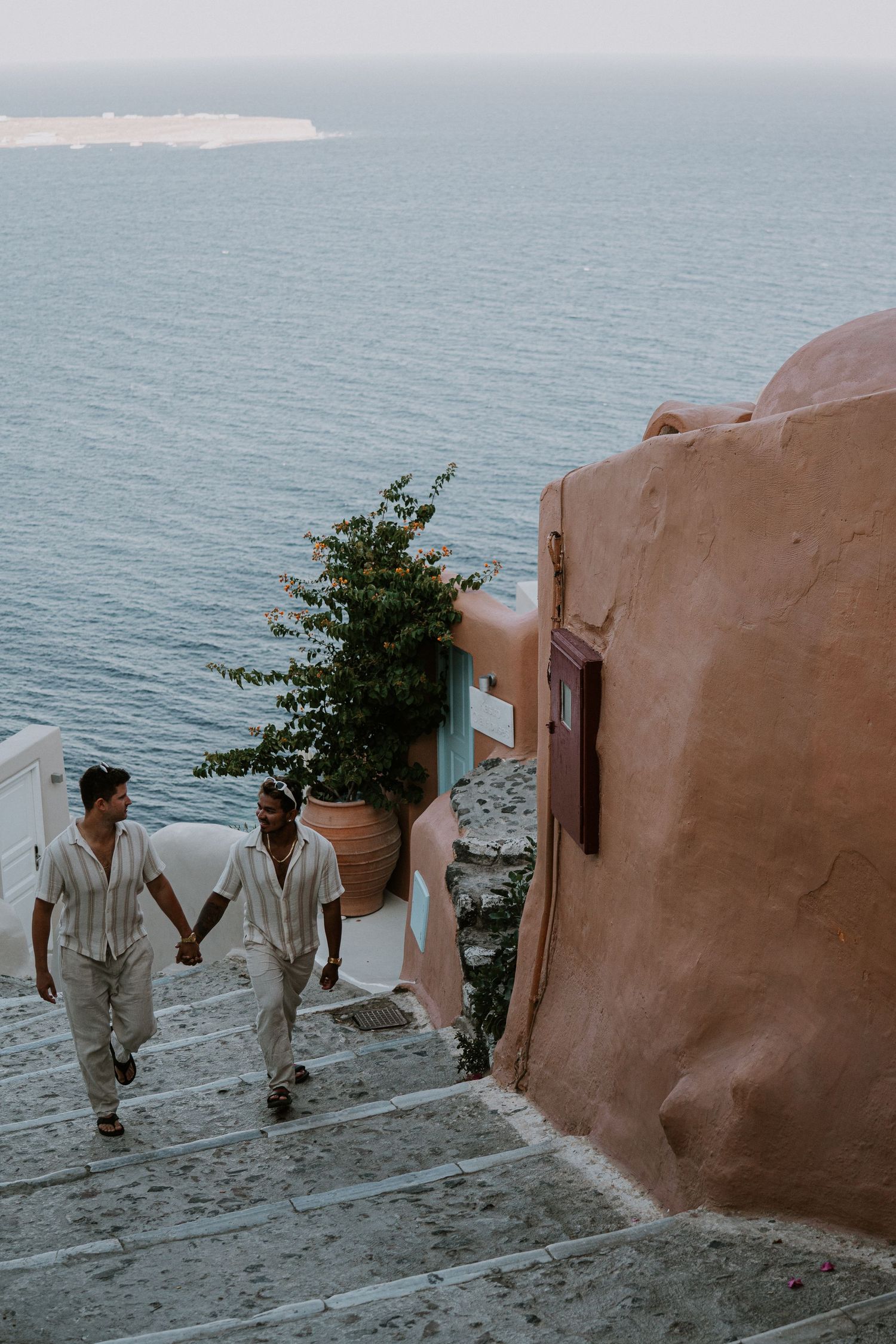 santorini engagement photoshoot cinematic couple oia santorini photographer luxury session
