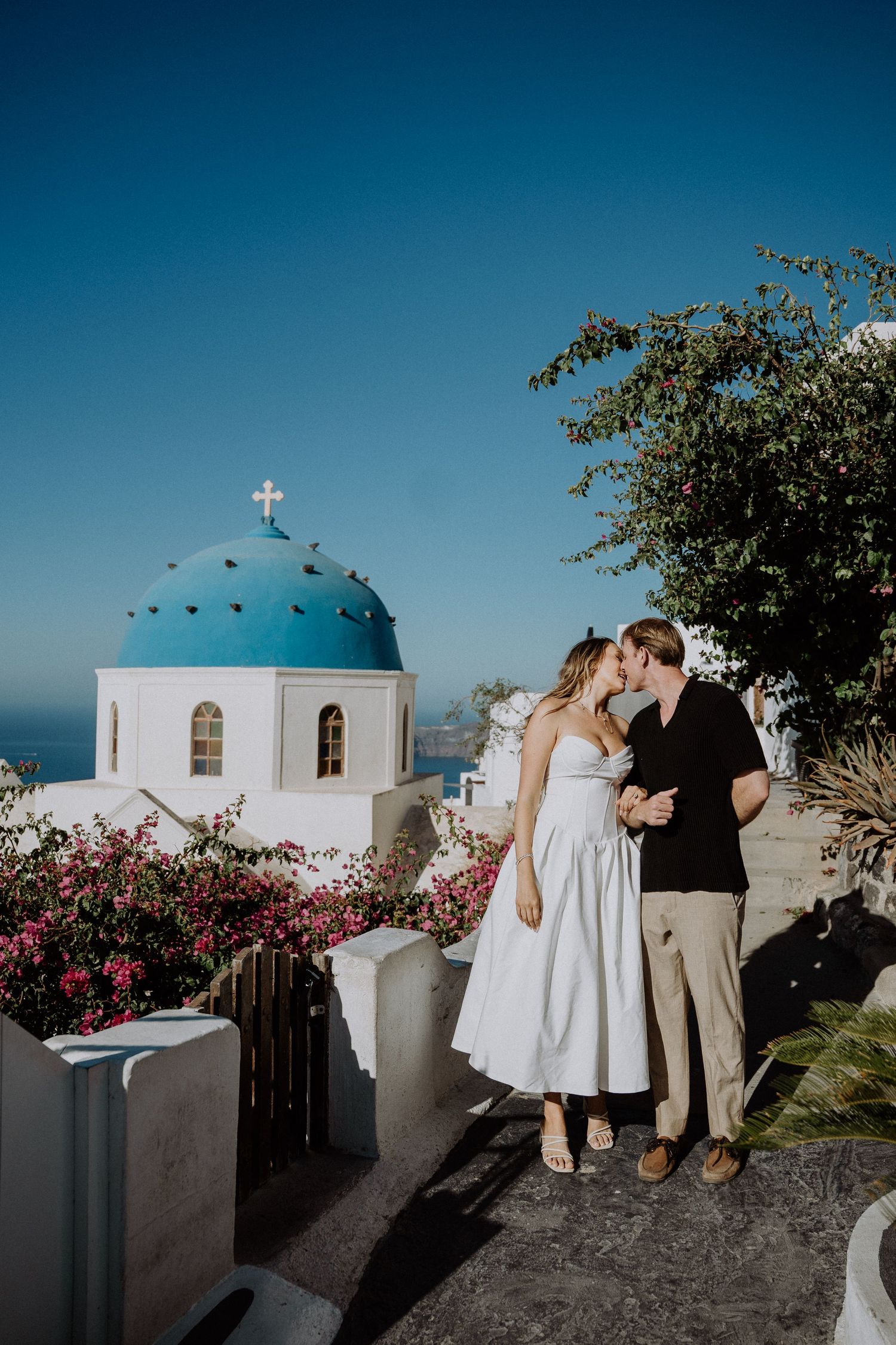santorini engagement photoshoot cinematic couple photography oia santorini photographer luxury session