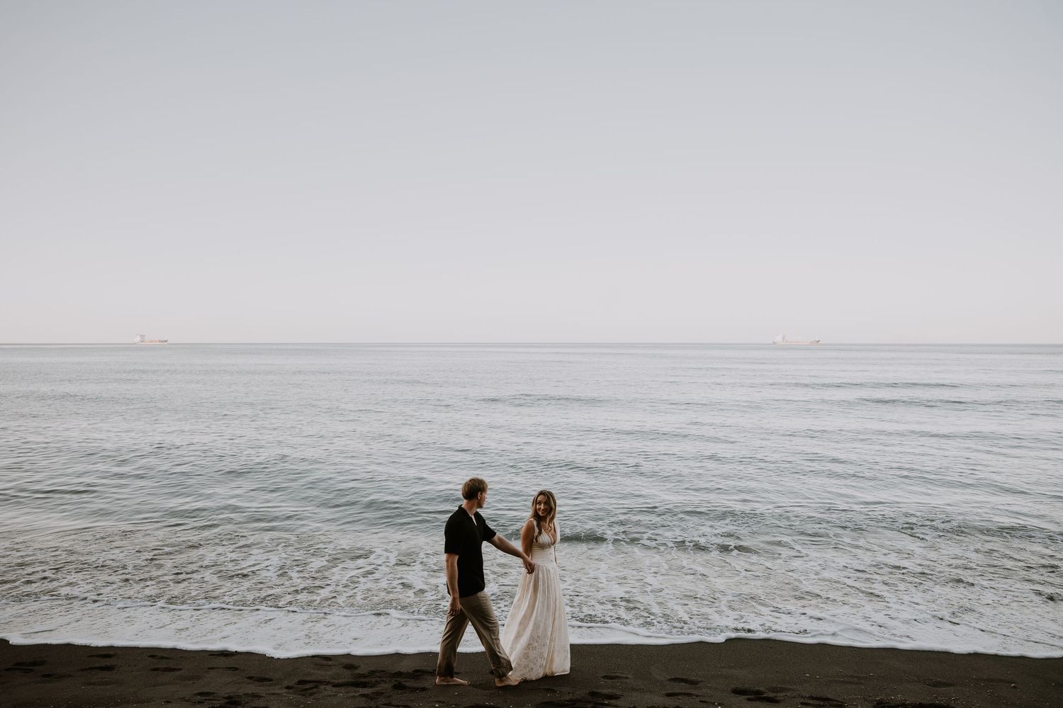 santorini couple photoshoot oia blue domes romantic couple photography santorini greece