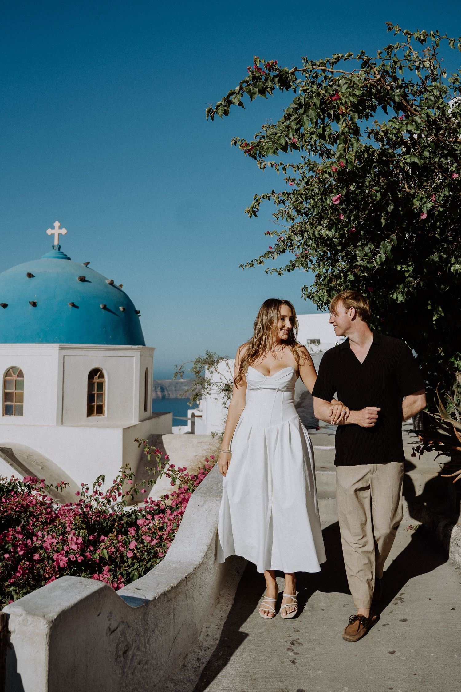 santorini engagement photoshoot cinematic couple photography oia santorini photographer luxury session