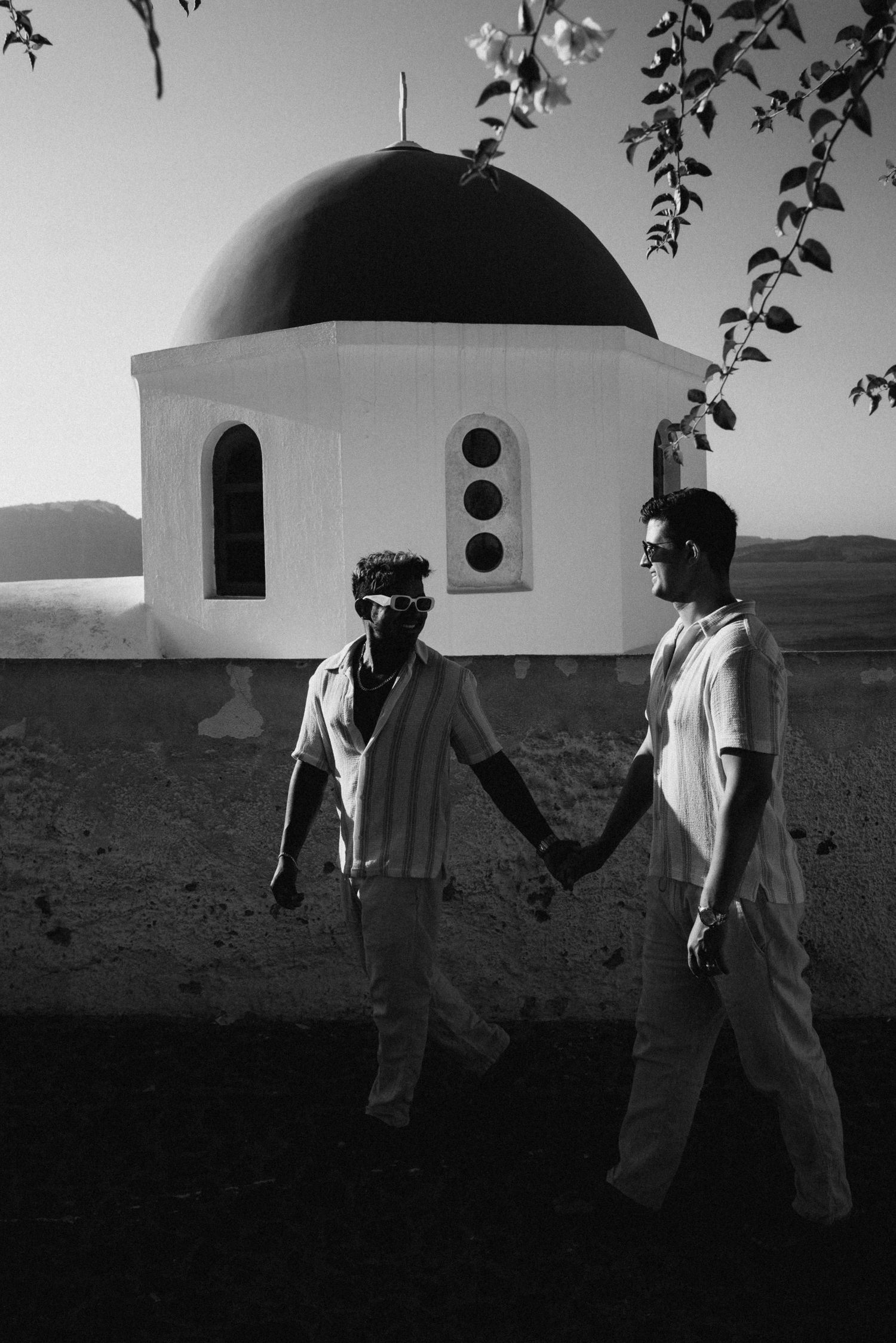 santorini engagement photoshoot cinematic couple oia santorini photographer luxury session