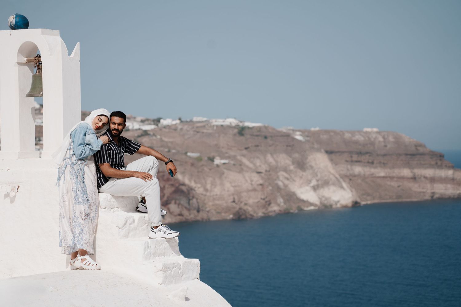 santorini couple photoshoot oia blue domes romantic couple photography santorini greece