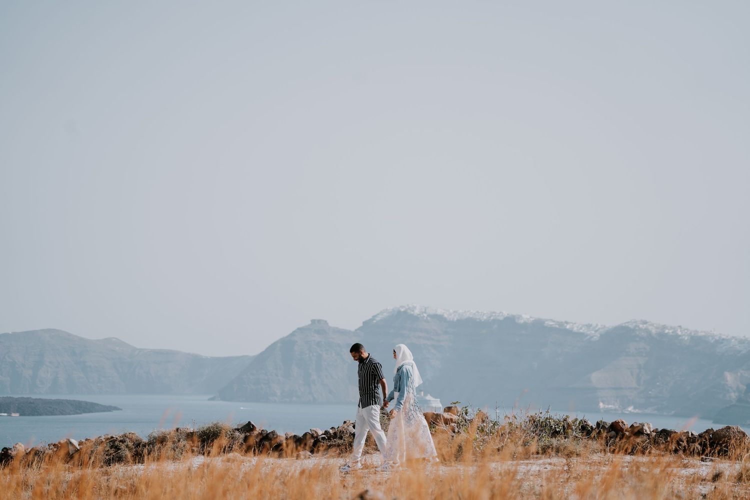 santorini photographer couple session oia sunset blue domes romantic photoshoot greece