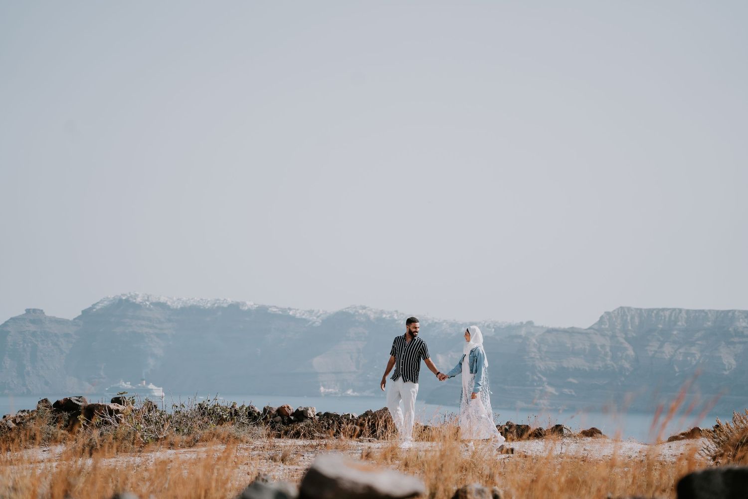 santorini photographer couple session oia sunset blue domes romantic photoshoot greece