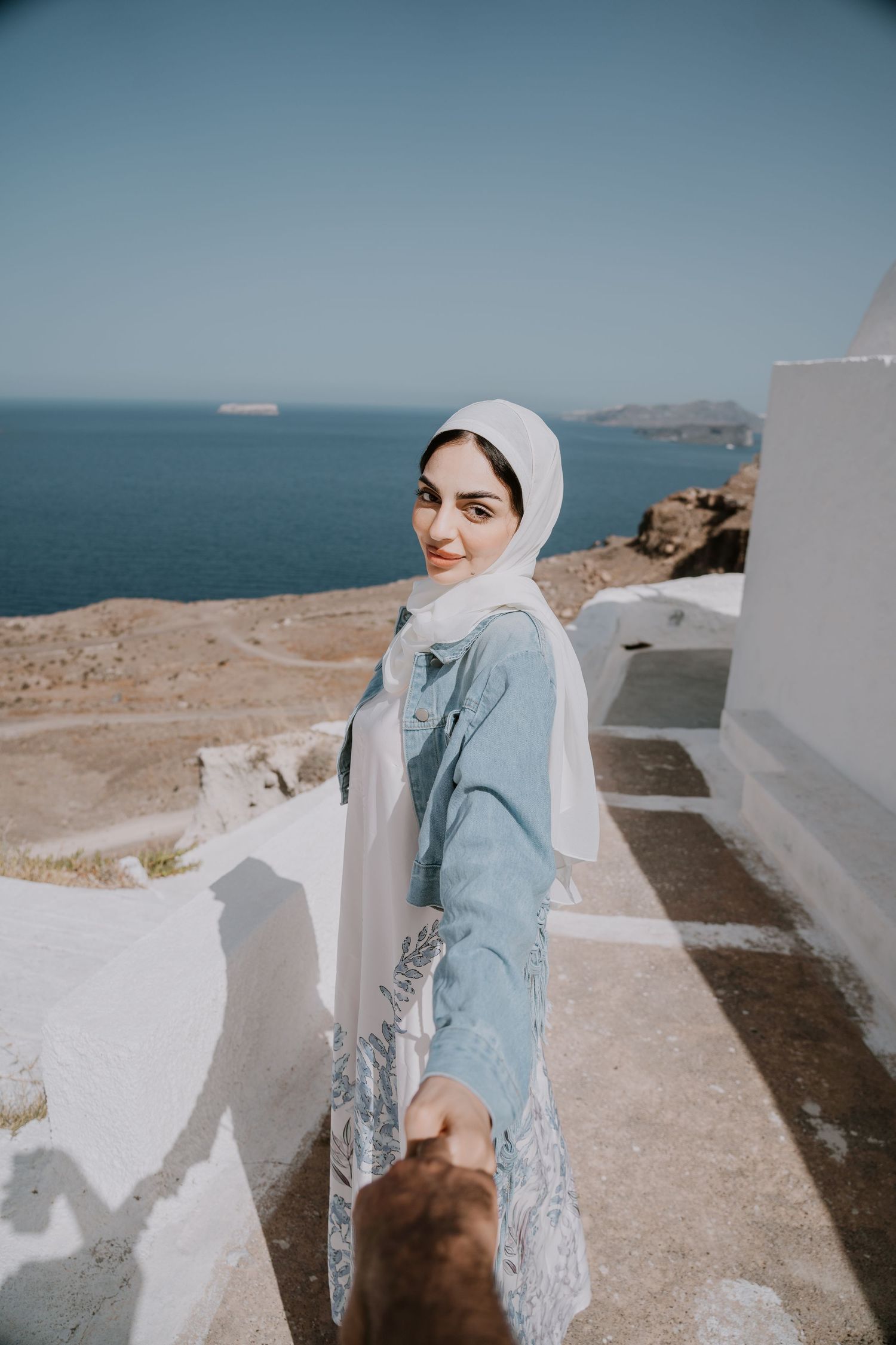 santorini photographer couple session oia sunset blue domes romantic photoshoot greece