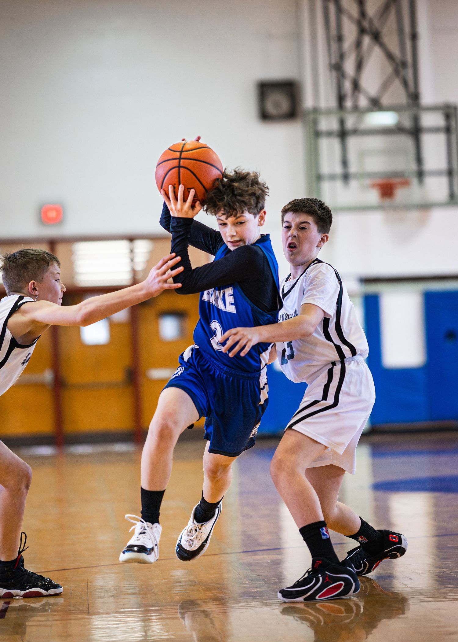 Burke Select boys basketball driving to the hoop by Sporty-Clips Media. Intense focus and elite action photography in Fairfax, Virginia.