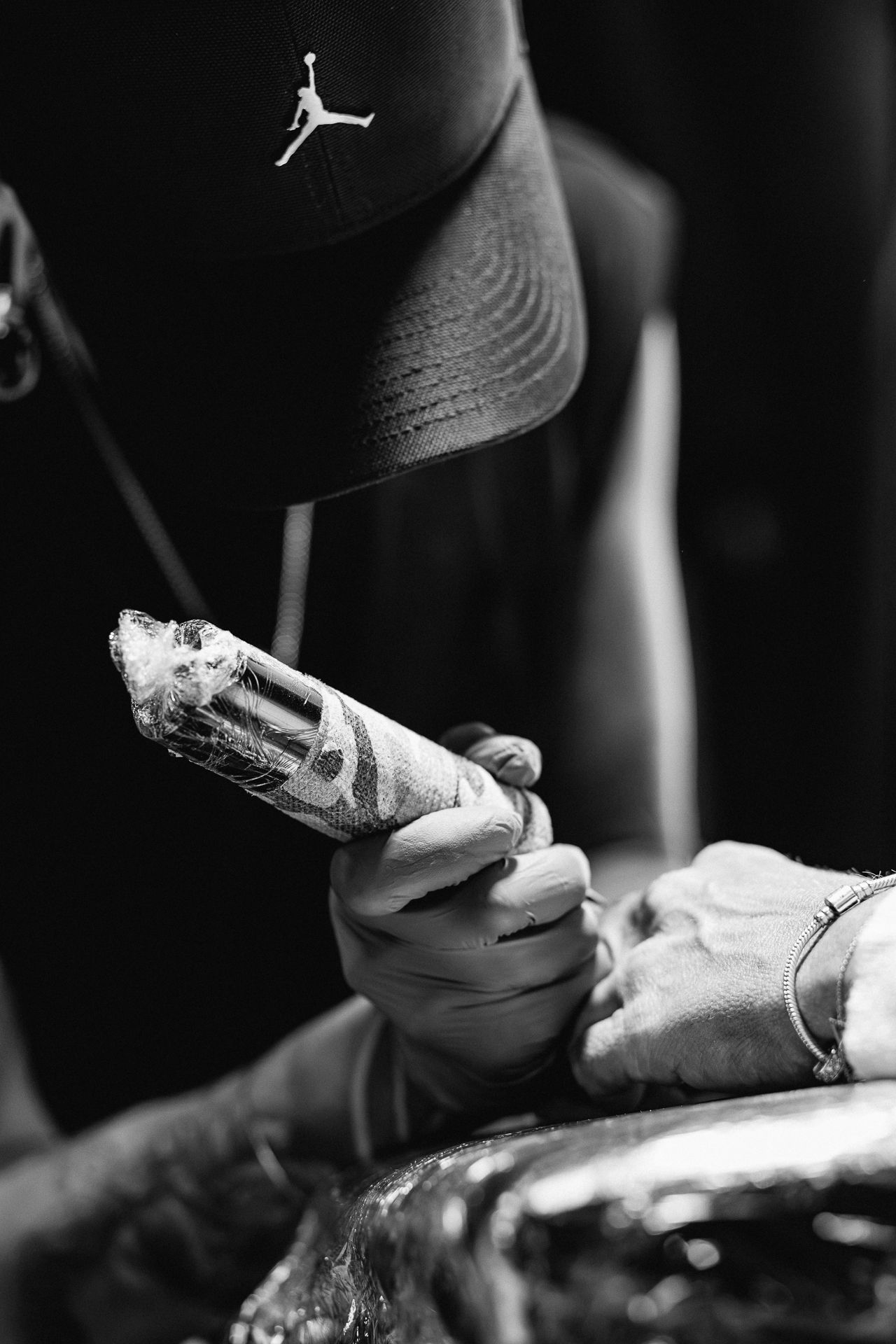 Reportage professionnel dans un salon de tatouage du Nord - BAC. photographie 2026