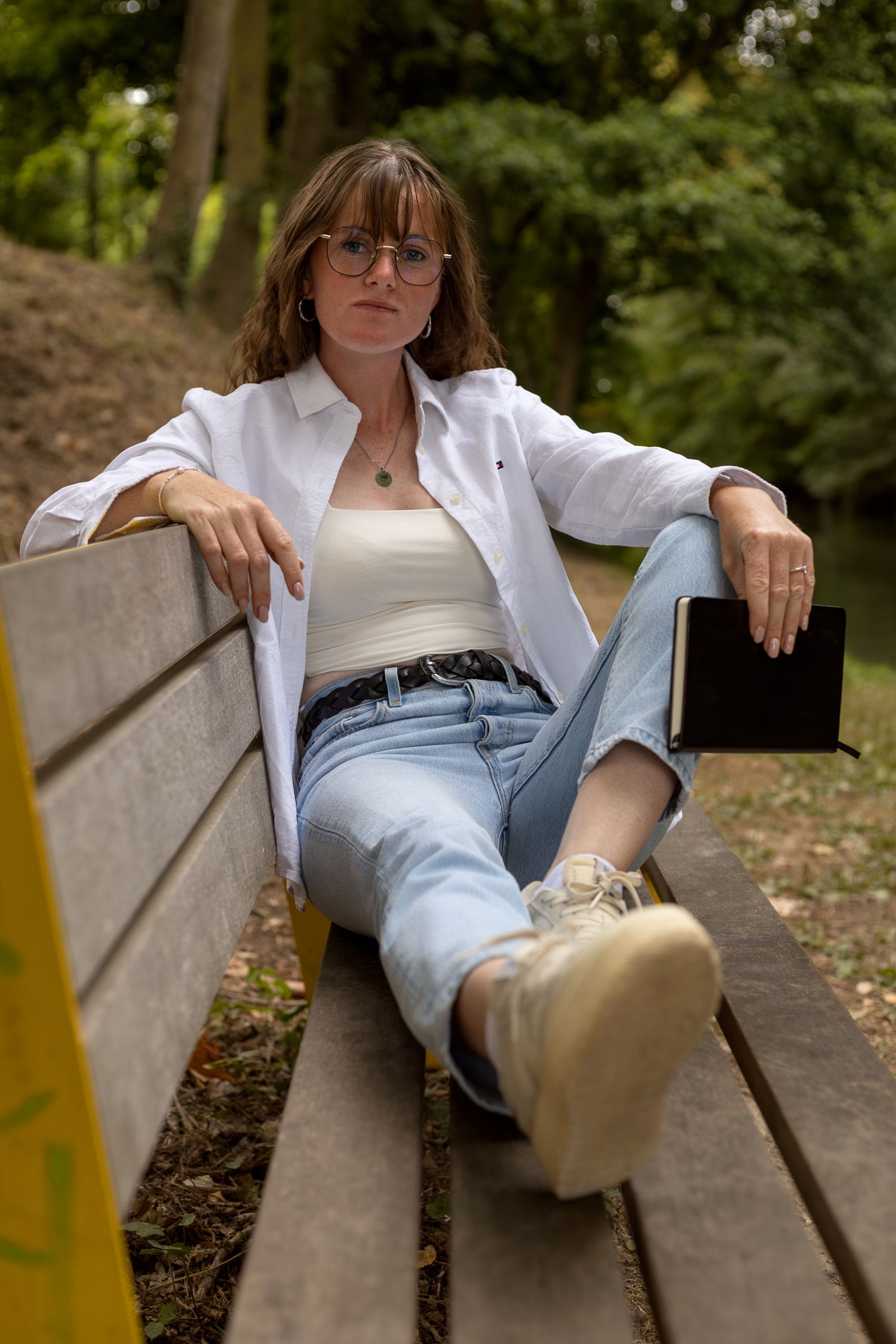 Portrait d'Aurélie sur un banc - BAC. photographie 2026