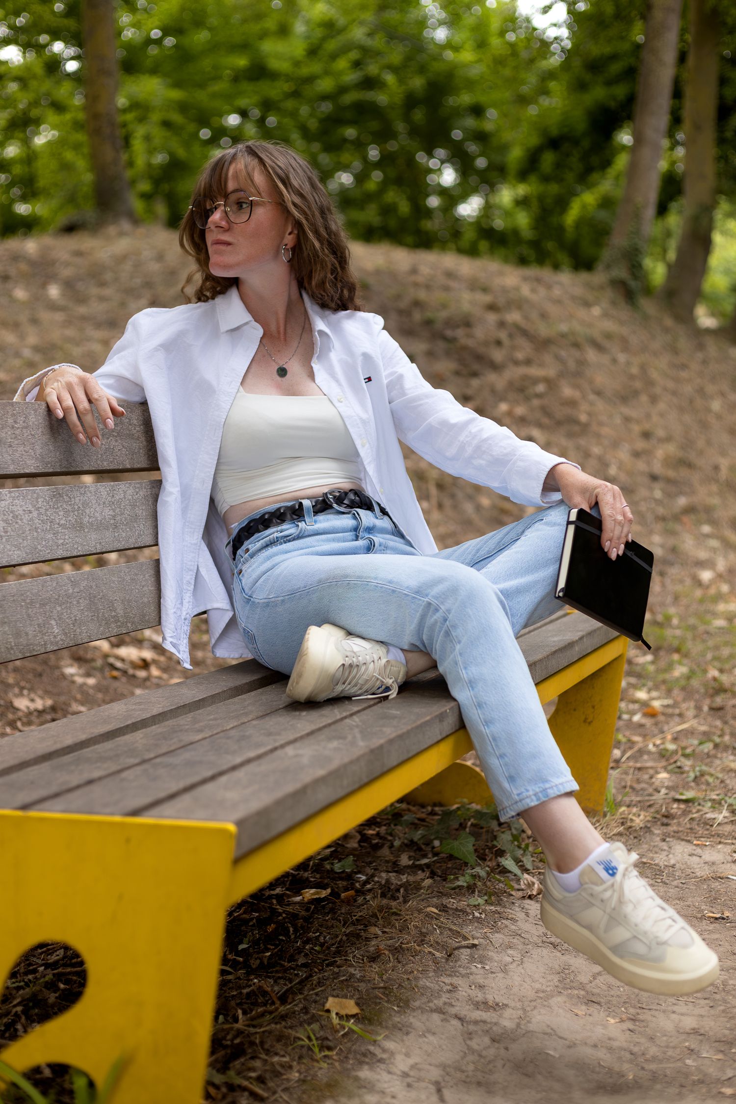 Portrait d'Aurélie sur un banc - BAC. photographie 2026