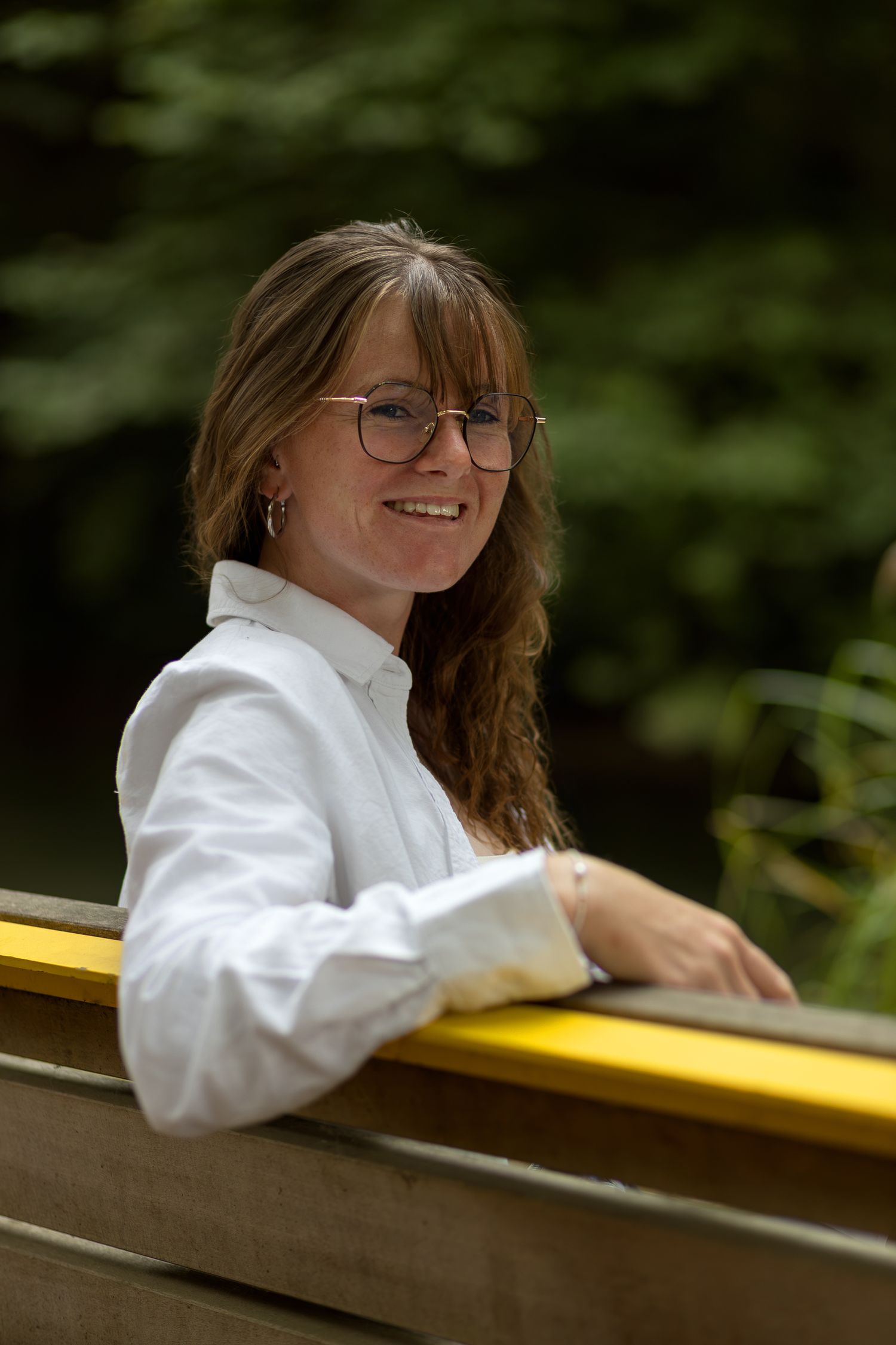 Portrait d'Aurélie sur un banc - BAC. photographie 2026