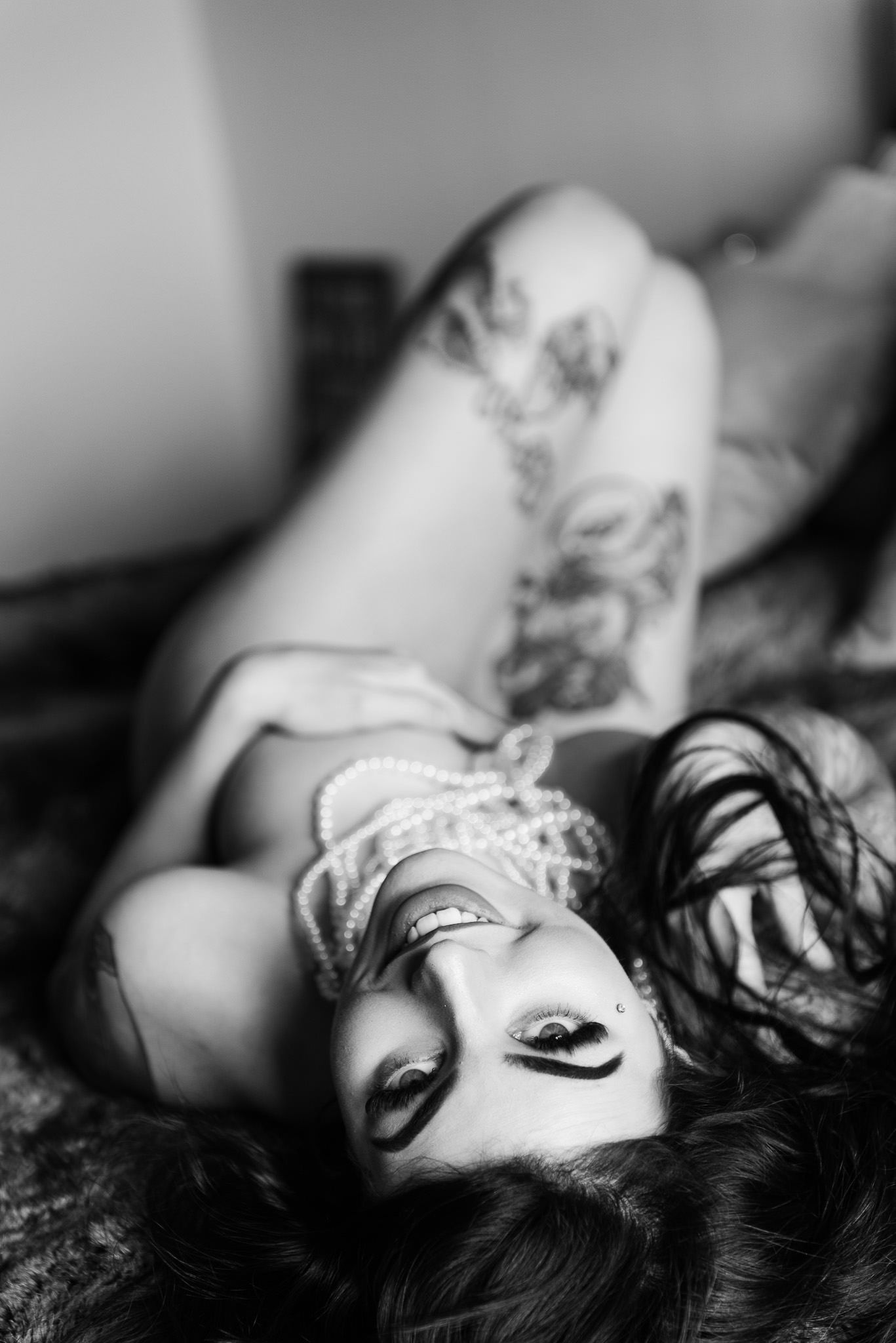 boudoirfotografering där kvinnans självförtroende syns med hennes leende ögon