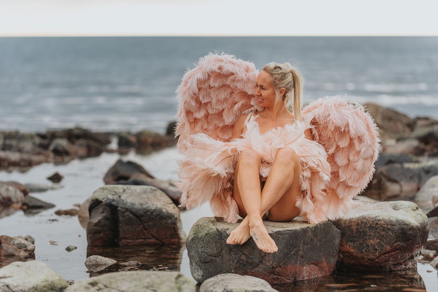 Kreativ styling och rekvisita vid boudoirfotografering nere vid havet