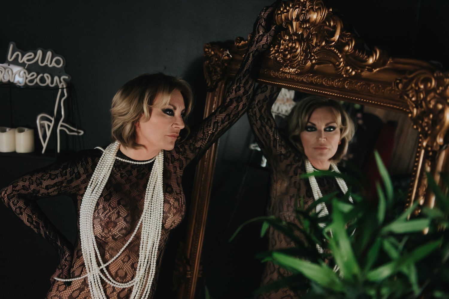 boudoirposering i studiomiljö