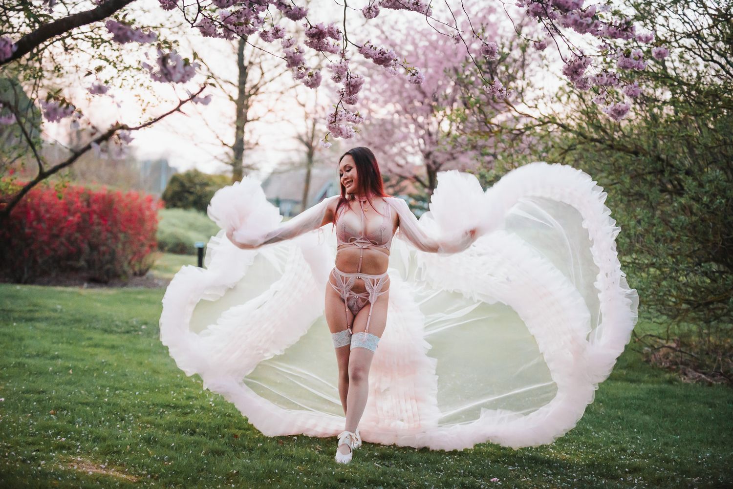 kreativ och lekfull boudoirfotografering utomhus