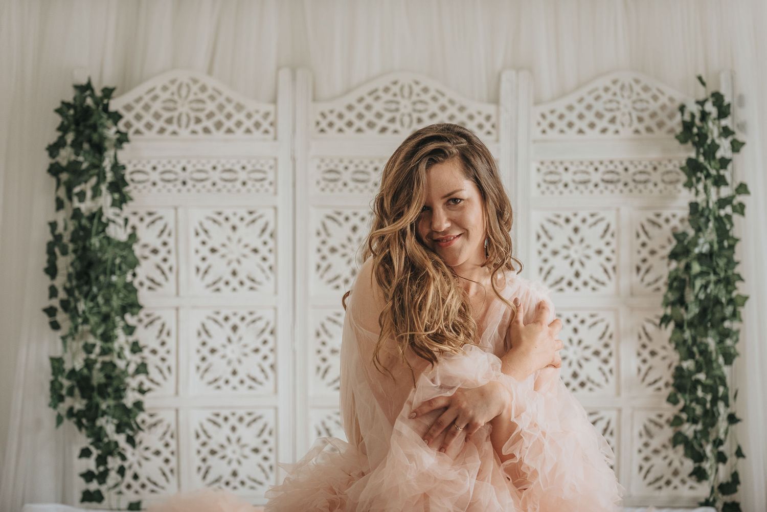 Boudoirfotografering i Höganäs, Skåne, avslappnad pose framför kameran.