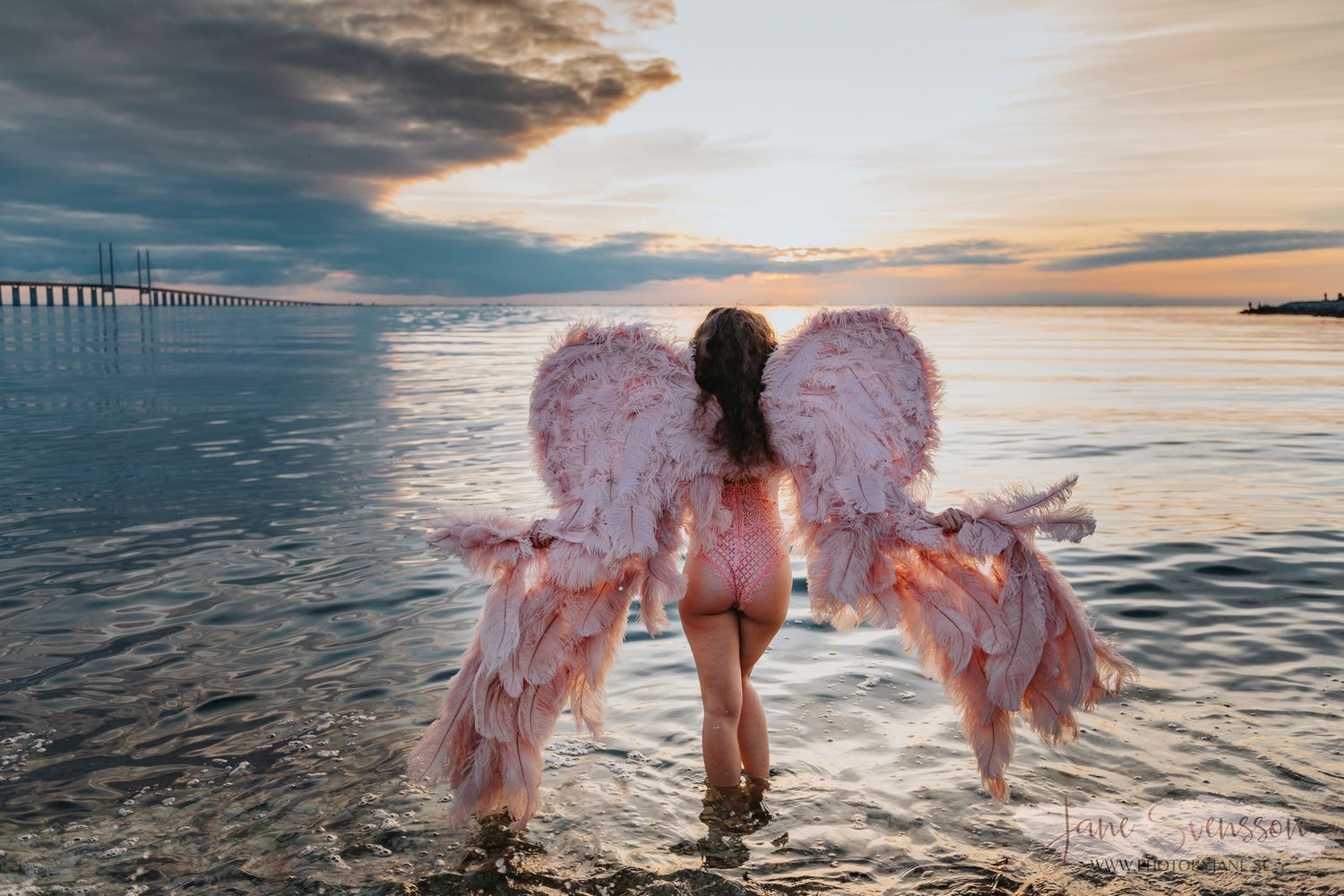 Boudoirfotografering nere  vid luftkastellet vid solnedgång