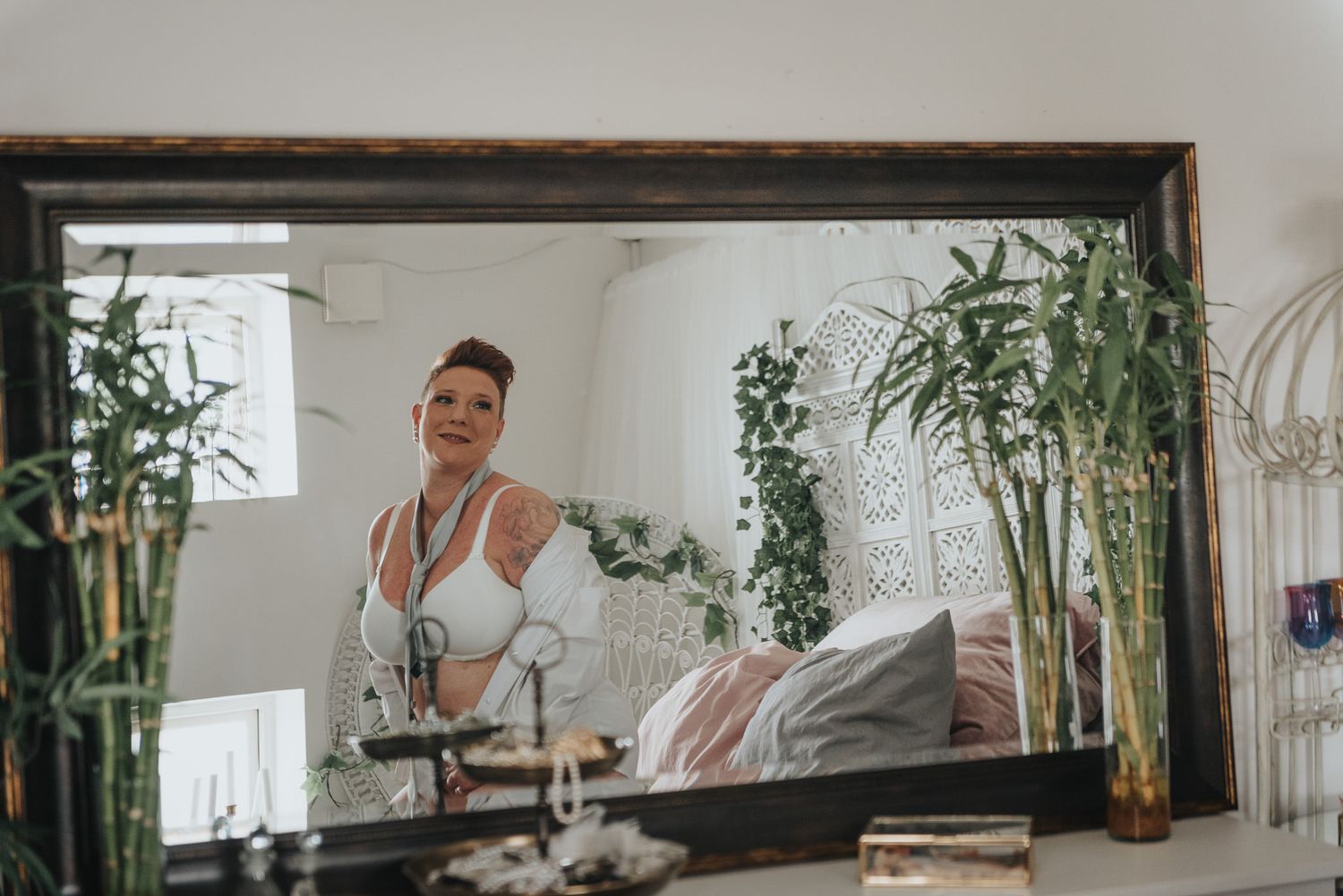 bridal boudoirfotografering inför bröllop i Skåne med romantiskt känsla.