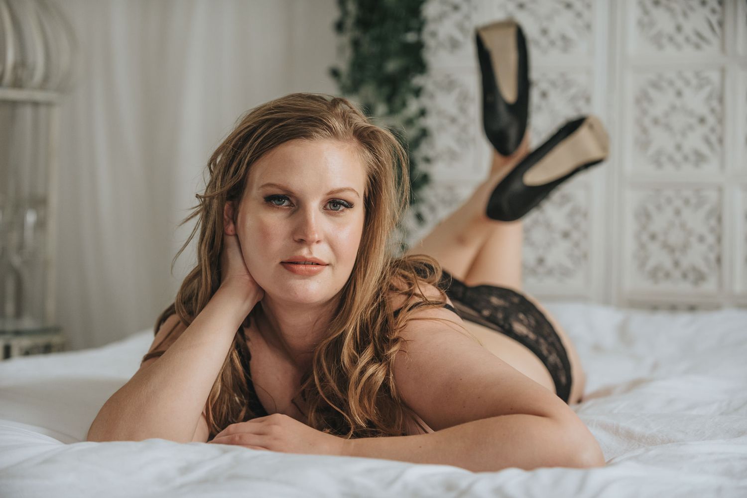 Kund med mjukt naturligt ljus från fönstret i boudoirstudio.