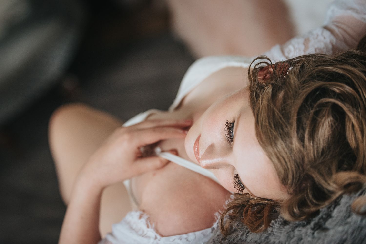 kund med mjukt ljus under posering i boudoirstudio