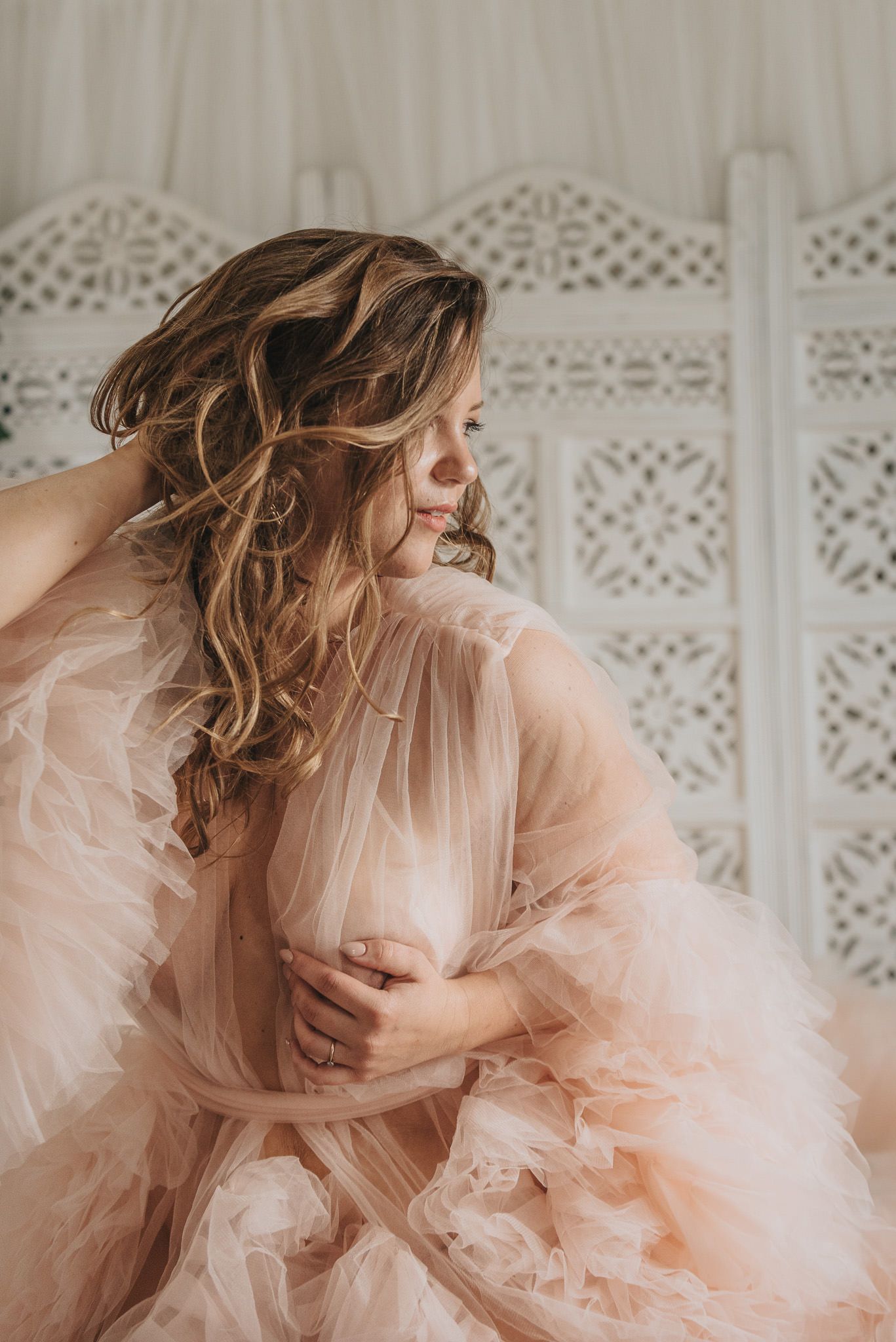 Boudoirfotografering för brud i studio.