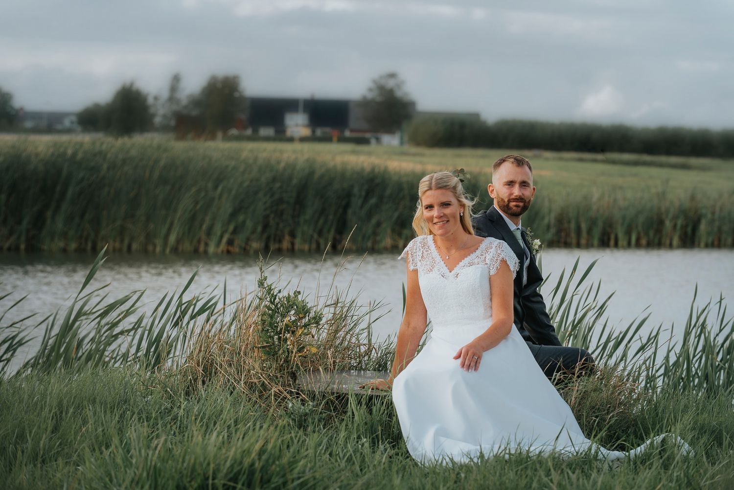romantiskt brudpar fotograferat av bröllopsfotograf i Skåne