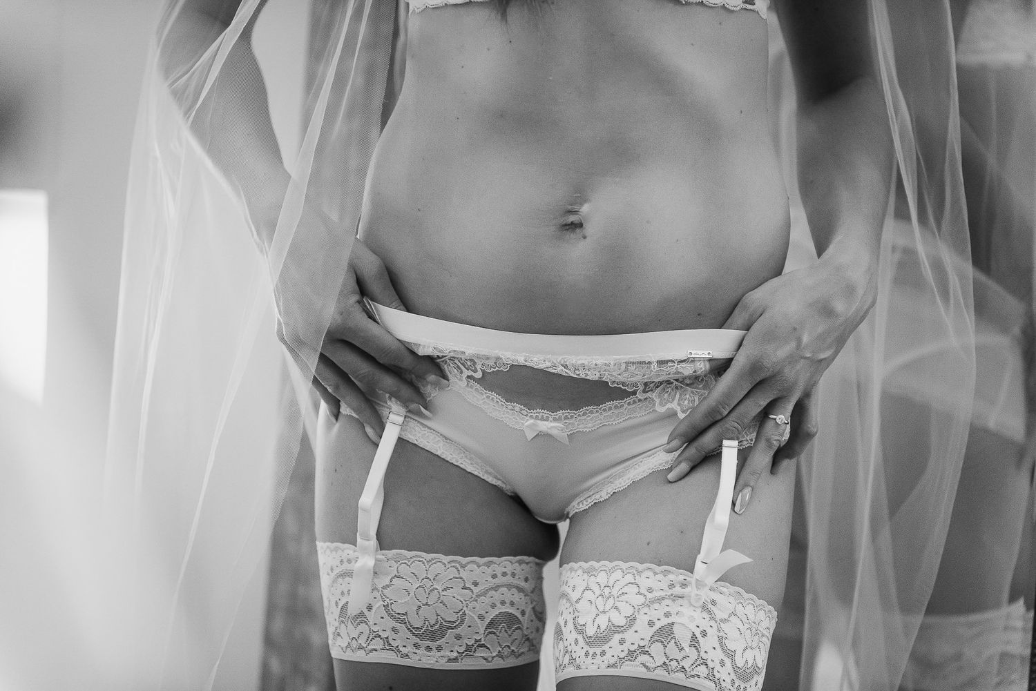 Bridal boudoirfotografering, snygga detaljer som brudslöja och vita underkläder