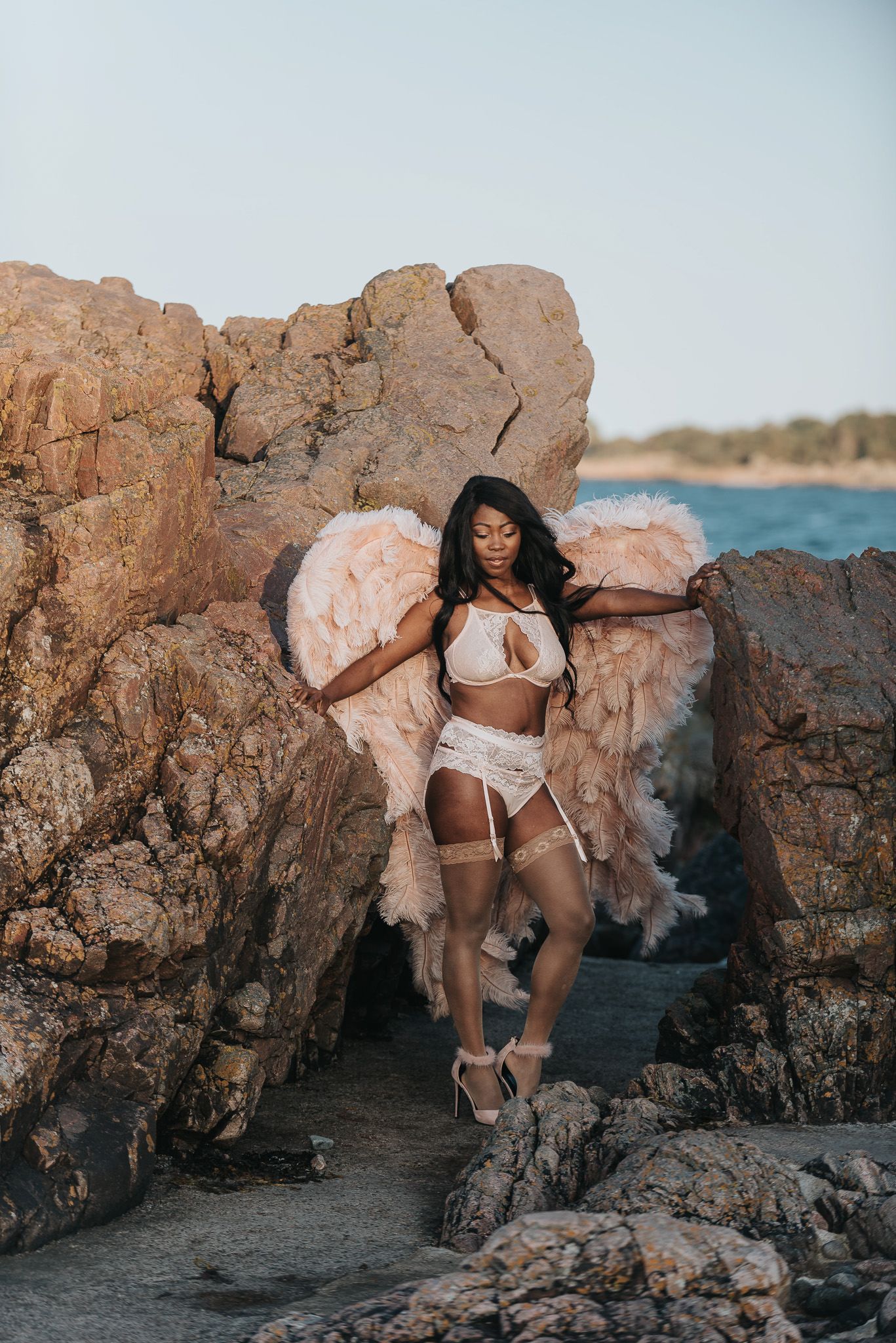 Boudoirfotografering för self love upplevelse utomhus i Skåne.