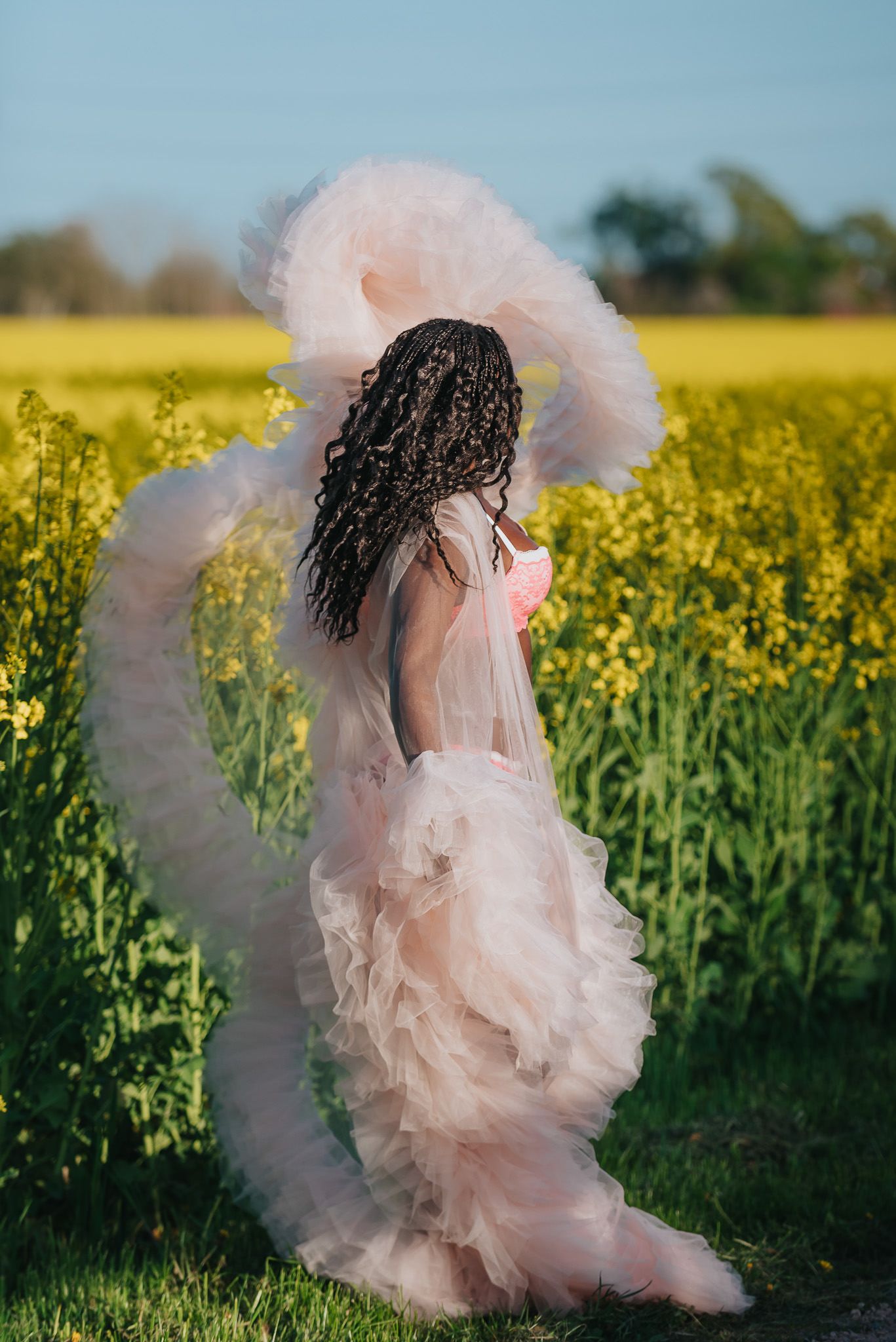 boudoirfotografering utomhus med fokus på känsla och frihet