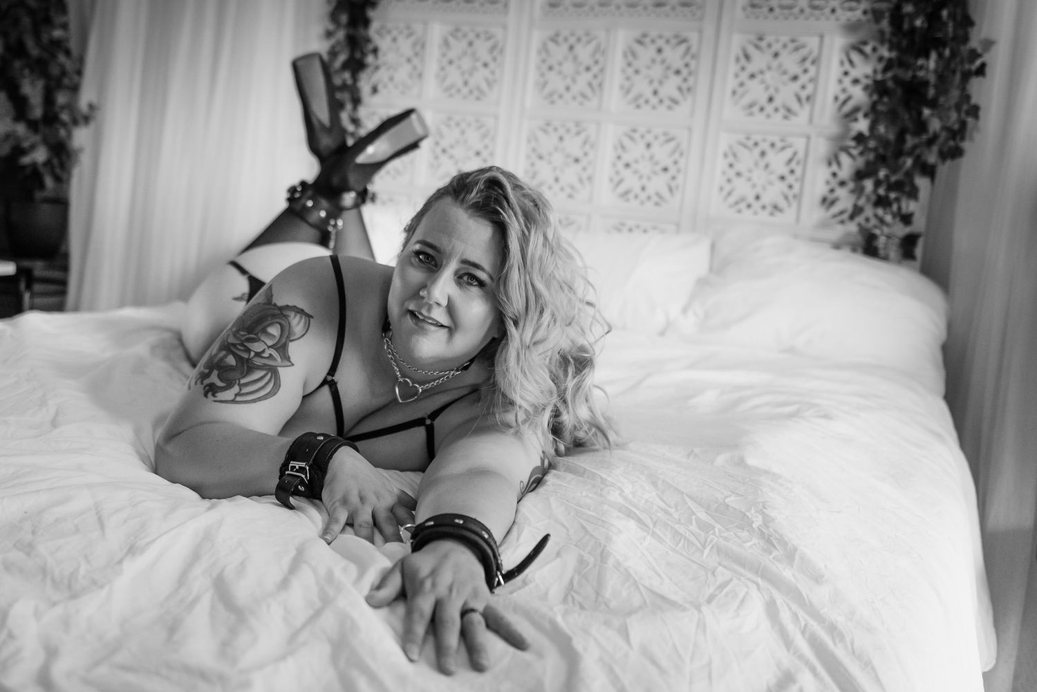 sensuell pose på säng i boudoirstudio