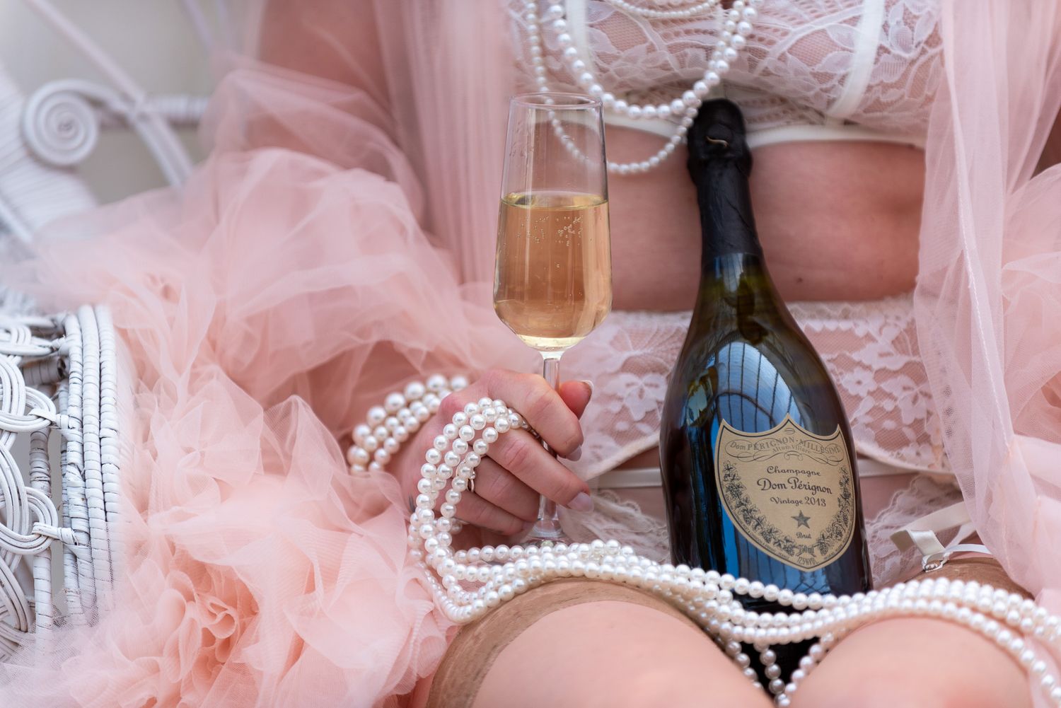 boudoirfotografering med lyxig känsla och champagne i studion.