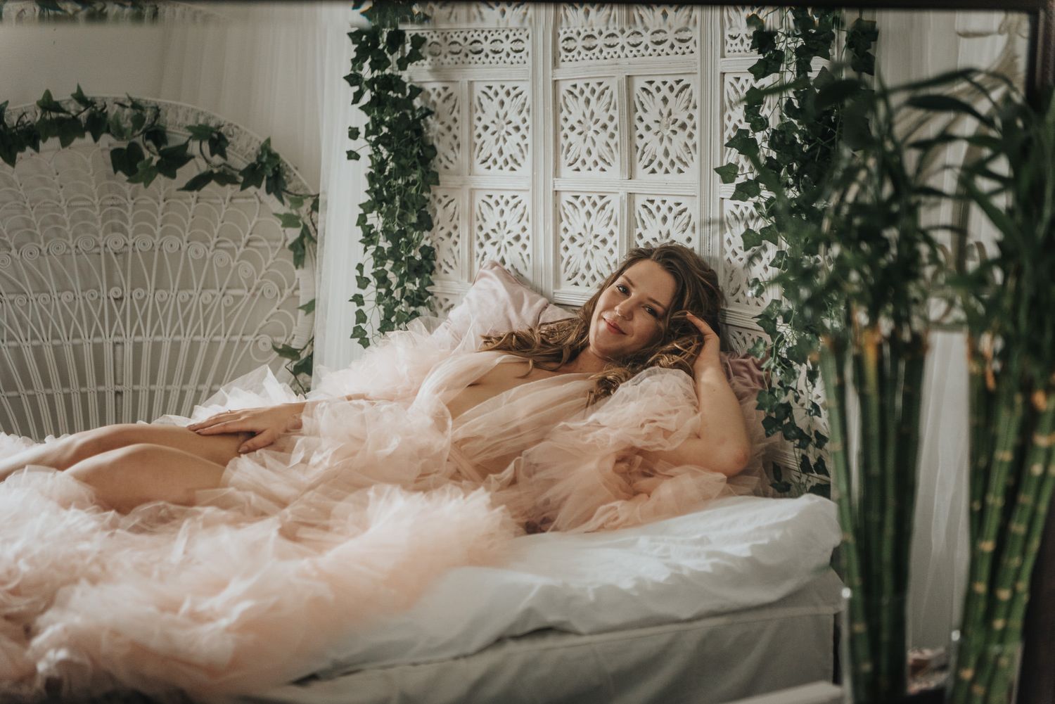Boudoirstudio i Höganäs, Skåne, fokus på stylingdetaljer på kund.