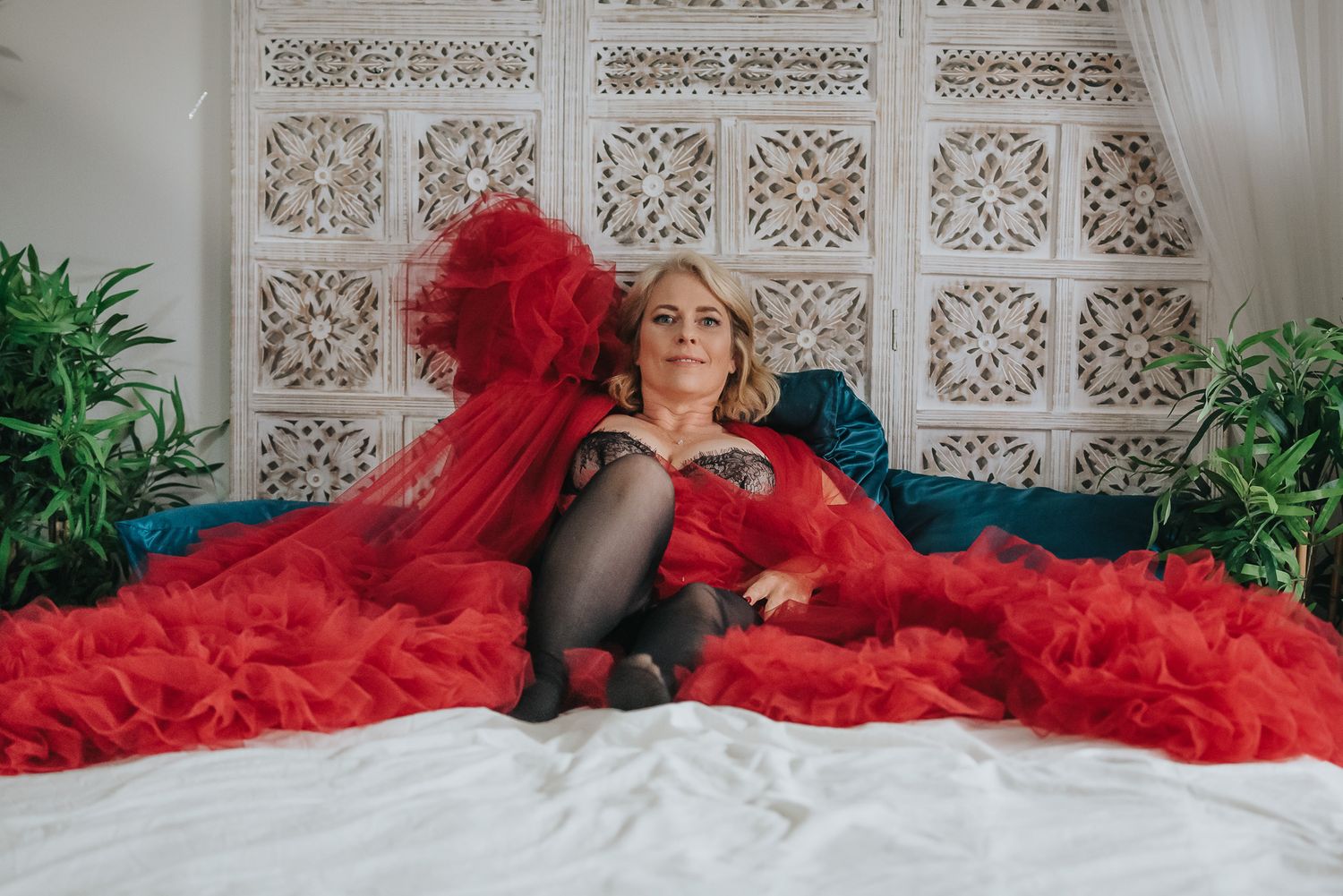 Boudoirfoto med fokus på detaljer med röd morgonrock