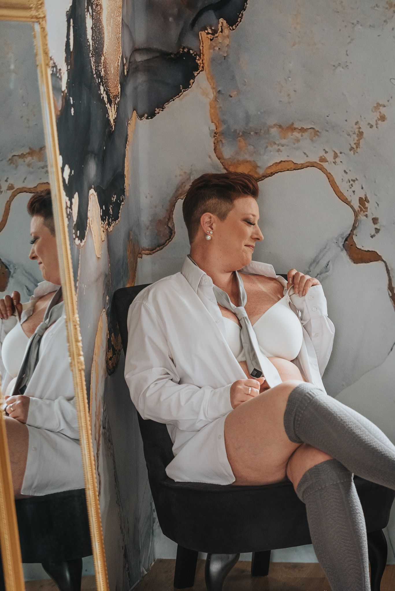 elegant boudoirfotografering i studio som morgongåva
